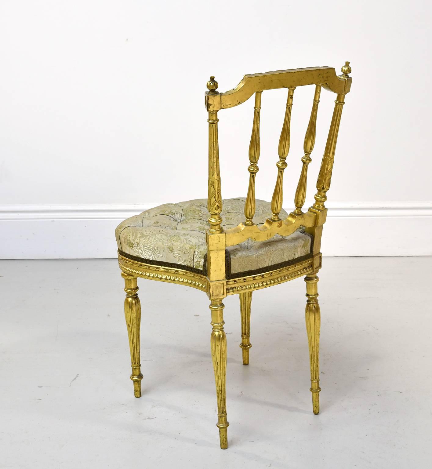 Belle Époque Französisch Louis XVI Stil vergoldeter Stuhl mit gepolstertem Sitz, um 1900  im Zustand „Gut“ im Angebot in Miami, FL