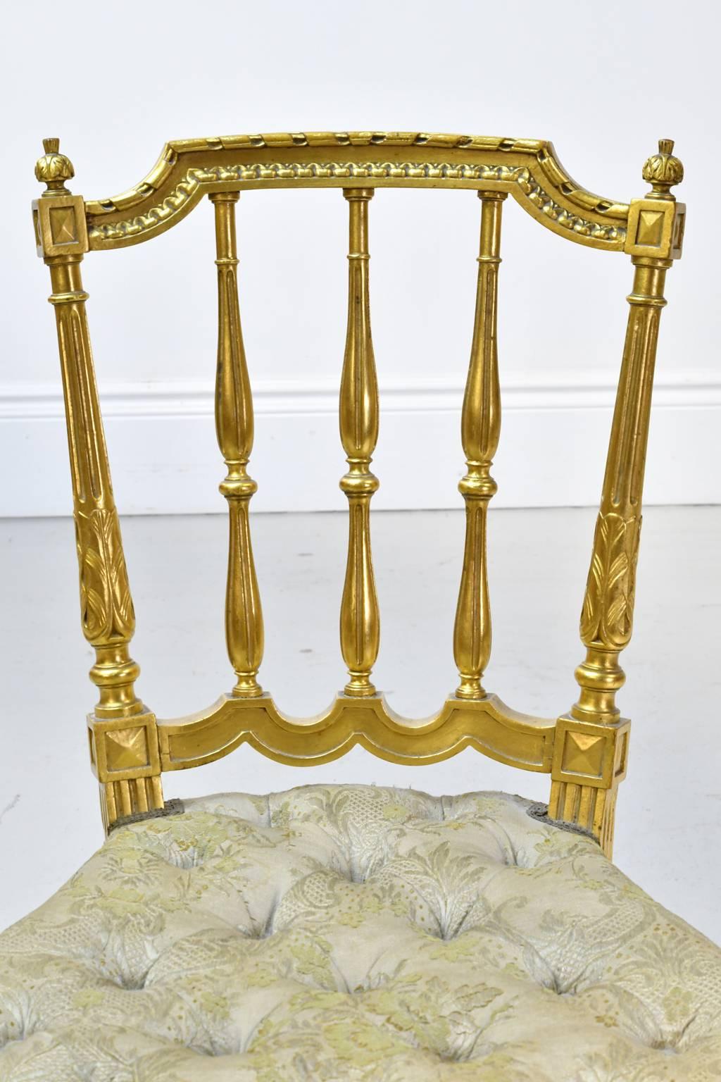 Belle Époque Französisch Louis XVI Stil vergoldeter Stuhl mit gepolstertem Sitz, um 1900  im Angebot 3