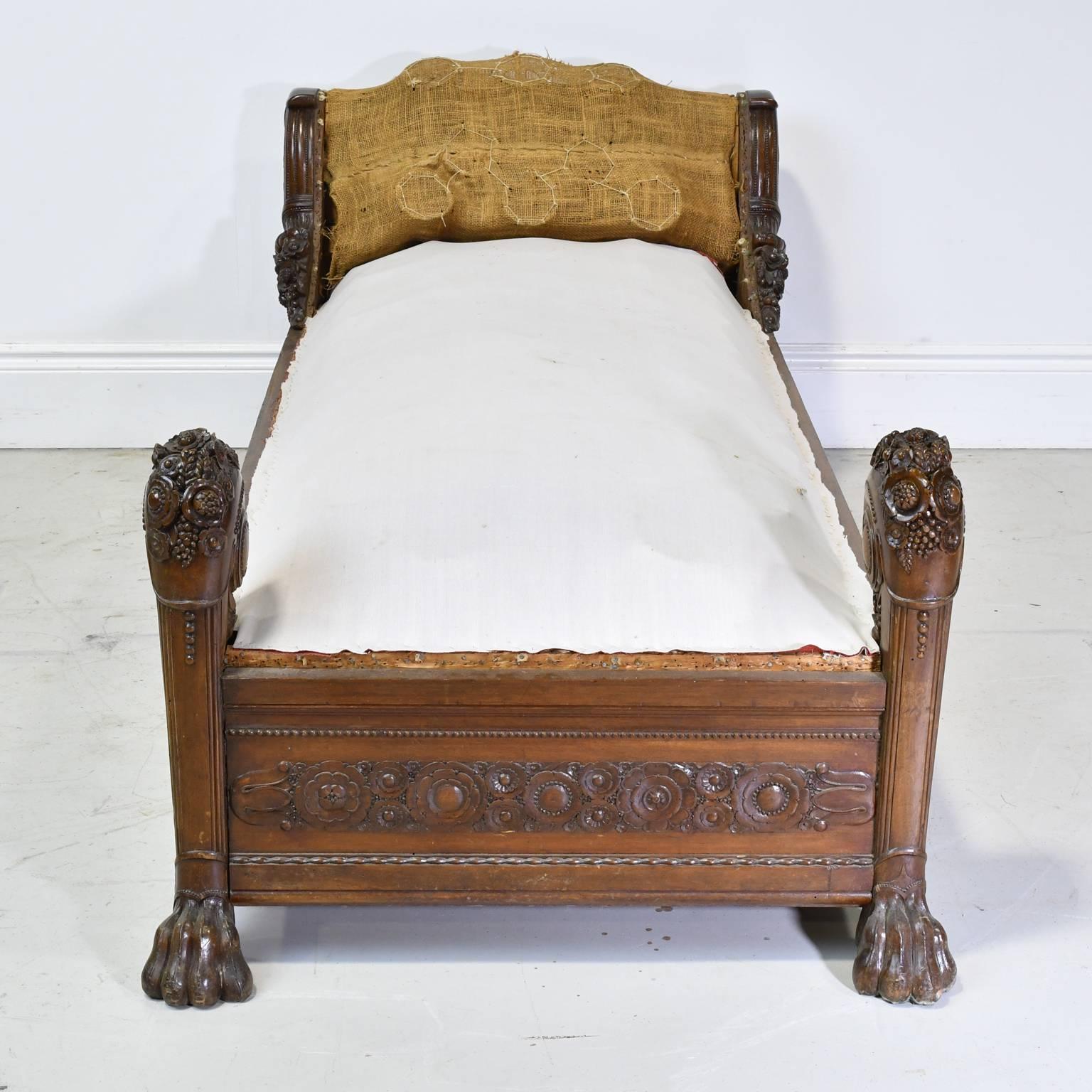 Hand-Carved Late 18th Century French Directoire Daybed in Carved Mahogany