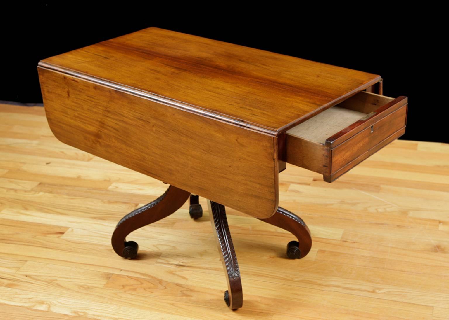 19th Century Antique English Breakfast Table in Mahogany with Drop Leaves on Center Pedestal For Sale