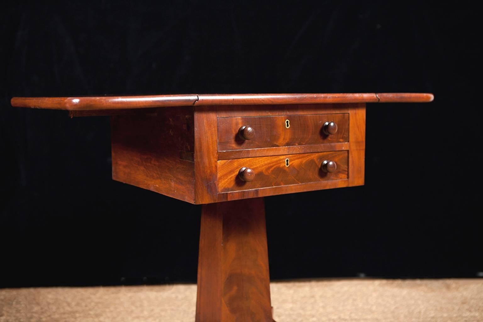 Polished Antique American Empire Side Table with Pedestal Base in Mahogany, circa 1840