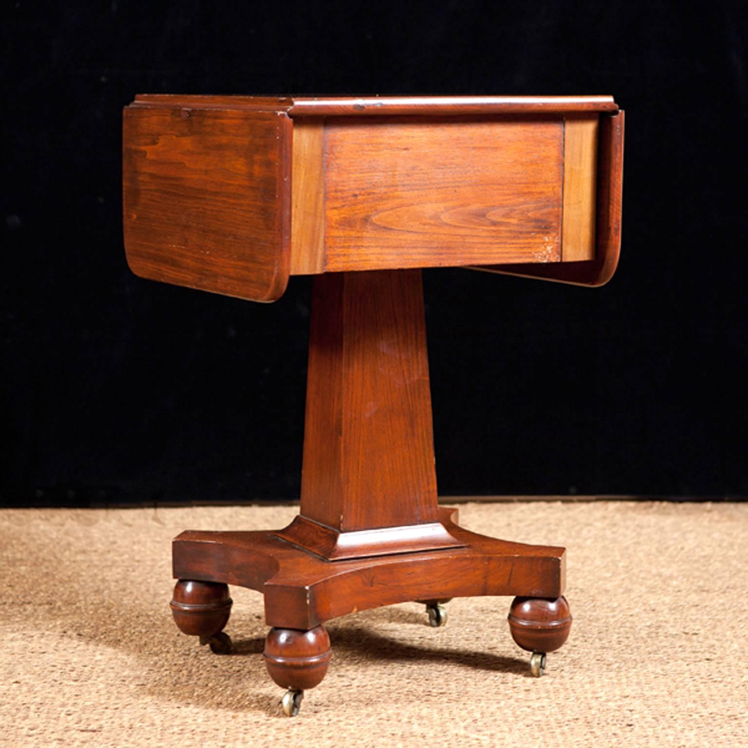 Antique American Empire Side Table with Pedestal Base in Mahogany, circa 1840 1