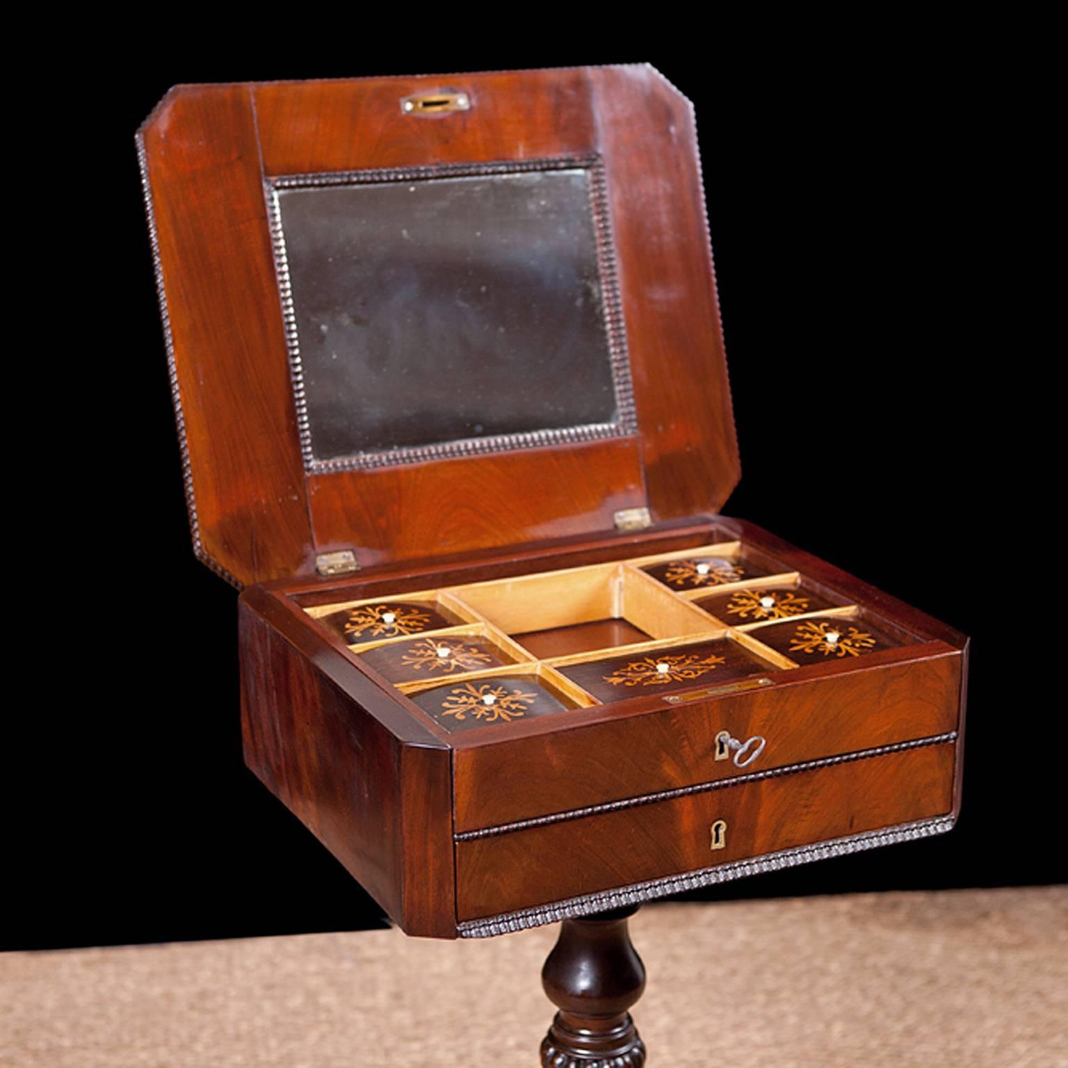 Biedermeier Table d'appoint ou table à vin du 19e siècle en acajou avec tiroirs en vente