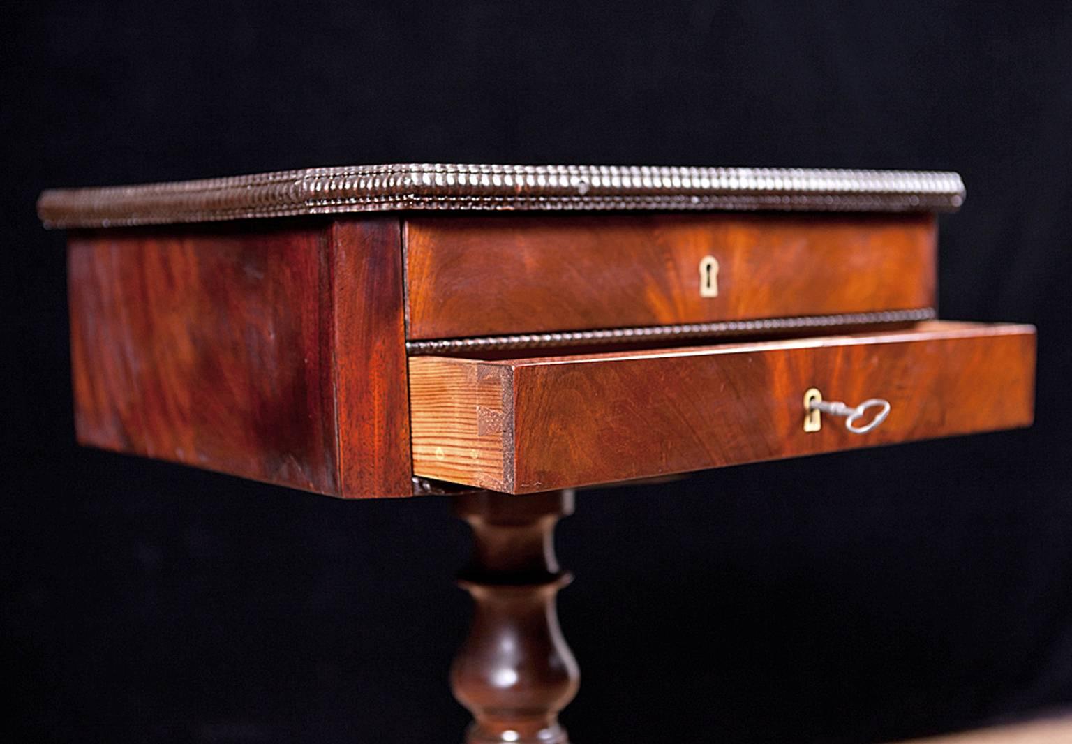 Poli Table d'appoint ou table à vin du 19e siècle en acajou avec tiroirs en vente