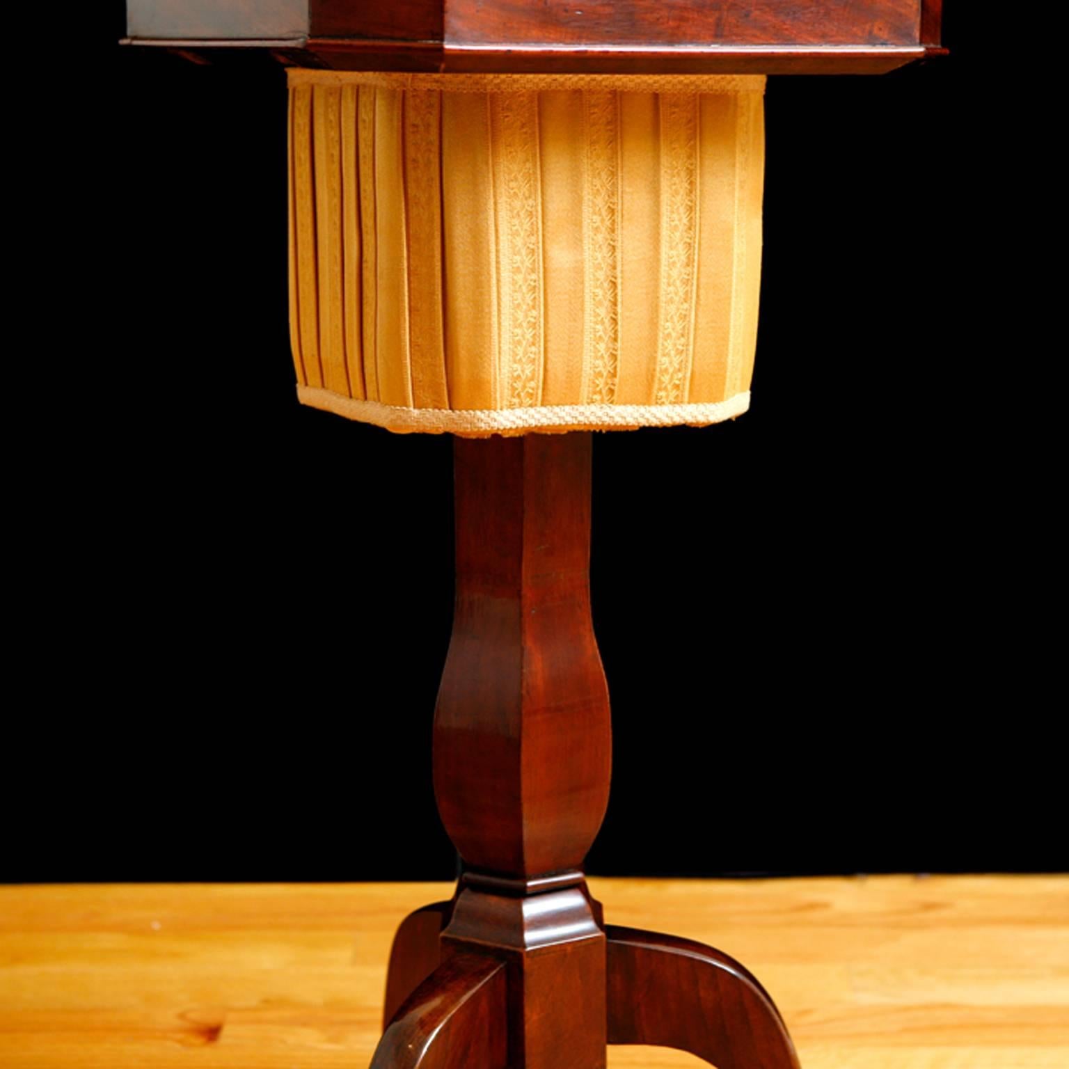 Biedermeier-Beistelltisch oder Weintisch aus dem 19. Jahrhundert  in Mahagoni auf The Pedestal Base im Zustand „Gut“ im Angebot in Miami, FL