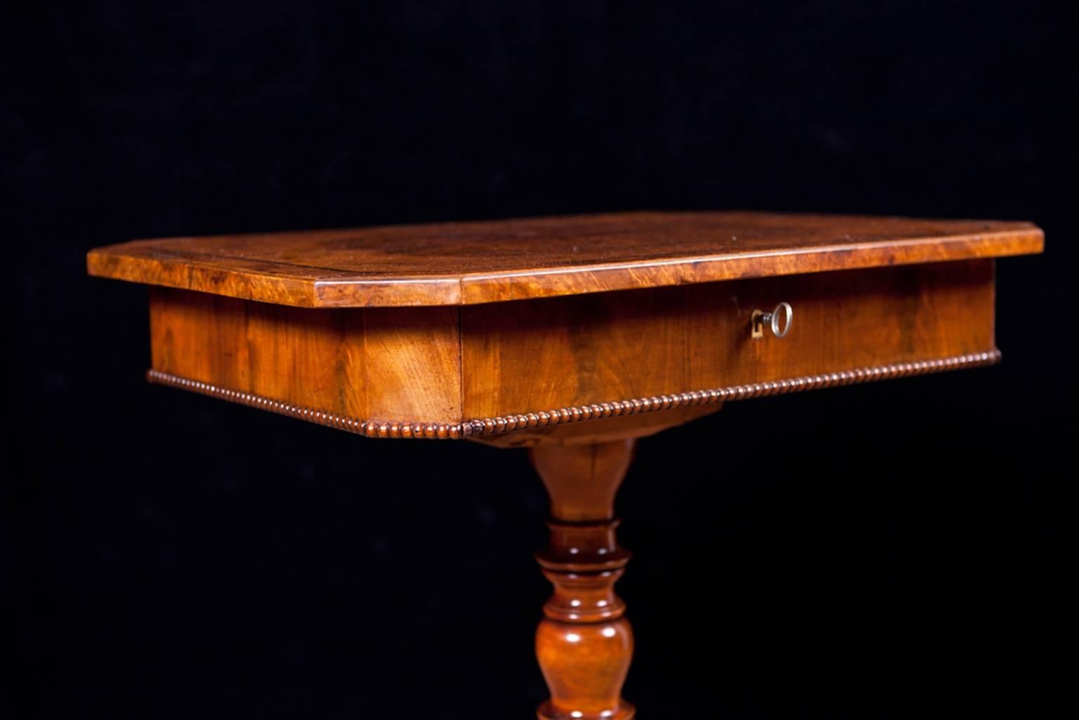 Early Victorian 19th Century English Side Table in Walnut and Burl Walnut on Center Pedestal