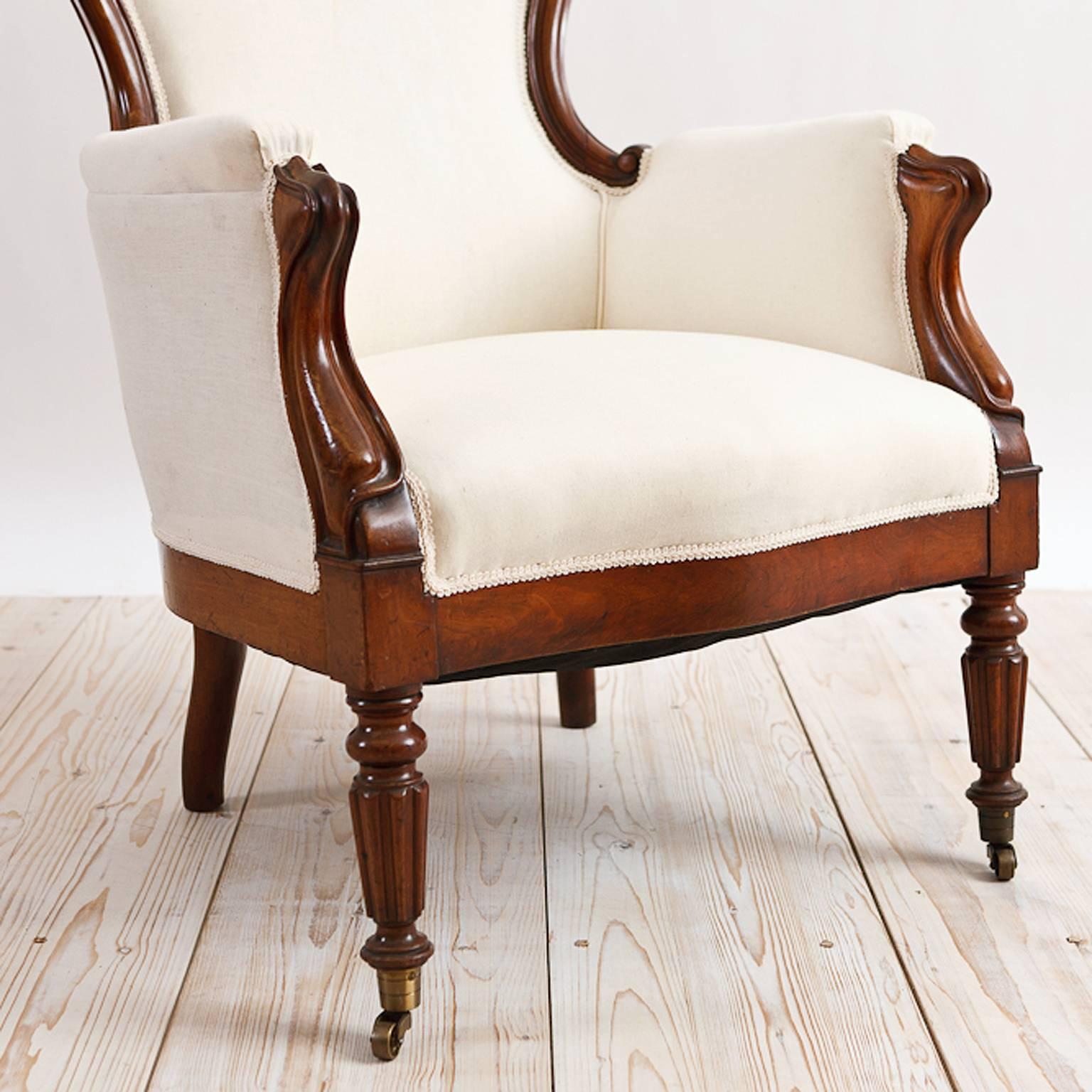 A very fine Charles X or early Louis Philippe bergère in mahogany with acanthus and shell carving on crest of balloon-back, with rounded frame, turned and reeded legs ending on casters, France, circa 1835.
Restored frame and French-polished with