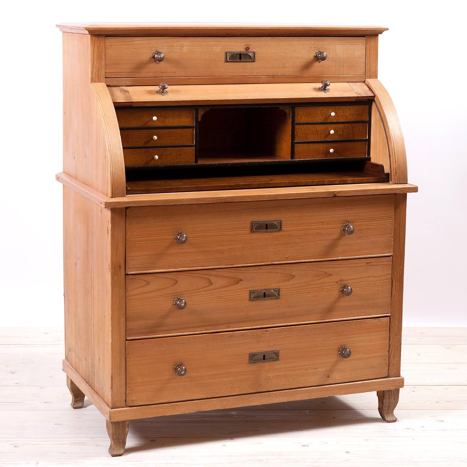 North German Provincial Biedermeier Secretary in Pine with Cylinder Top, c. 1830 In Good Condition In Miami, FL