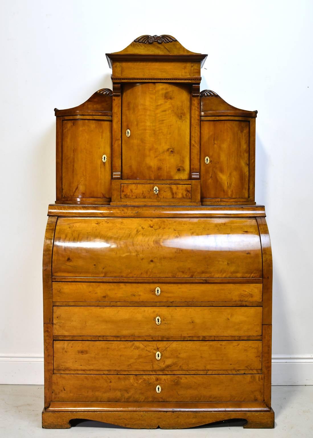 Fina secretaria escandinava de estilo Imperio/Biedermeier en hermosa madera de abedul con interior de caoba, Dinamarca, hacia 1820. ¡Su forma altamente escultural hace de esta pieza una extraordinaria declaración de refinamiento y elegancia! La