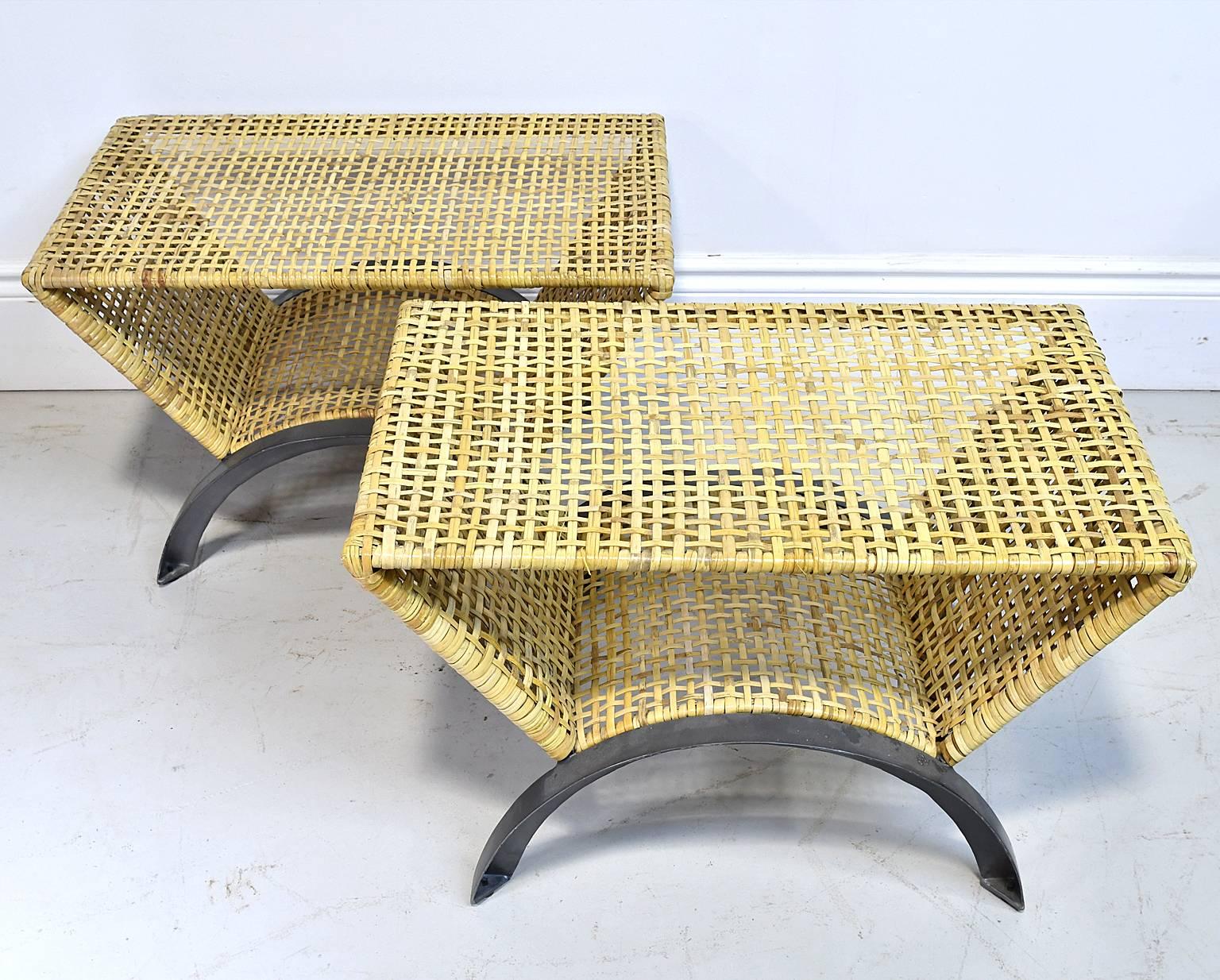 Pair of end tables or stools with top and arched bottom shelf in natural-colored woven rattan, and resting on arched demilune legs in gunmetal finish.
Measure: 27