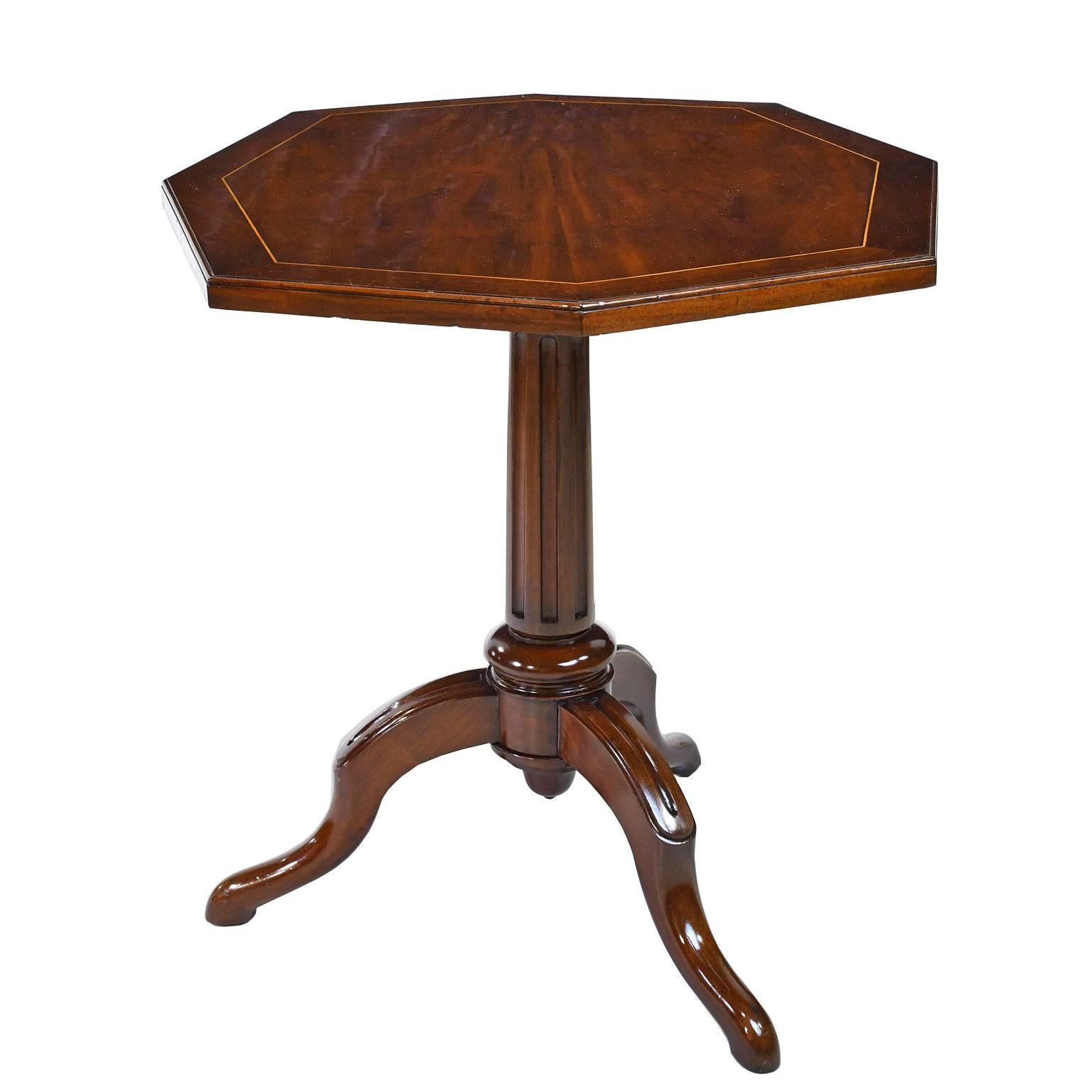 19th Century English Elongated Octagonal Tripod Tilt Top Table in Mahogany In Good Condition In Miami, FL