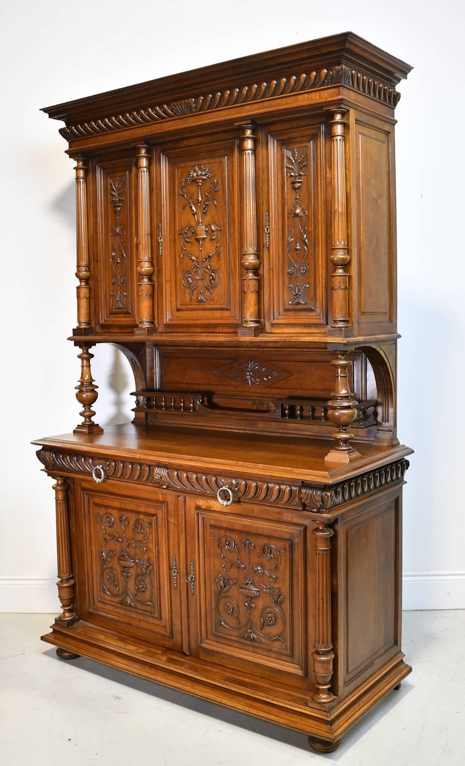19th Century French Renaissance-Style Buffet a Deux Corps in Walnut In Good Condition For Sale In Miami, FL