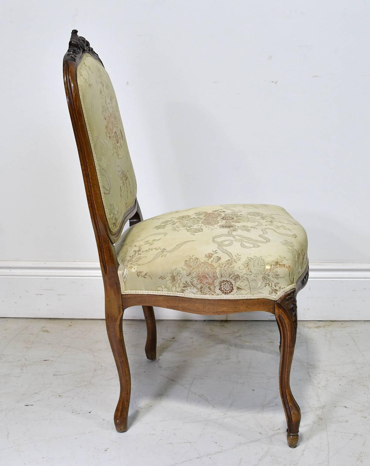 Sculpté à la main Chaise d'appoint de style Louis XV en noyer avec dossier et assise tapissés, vers 1860 en vente
