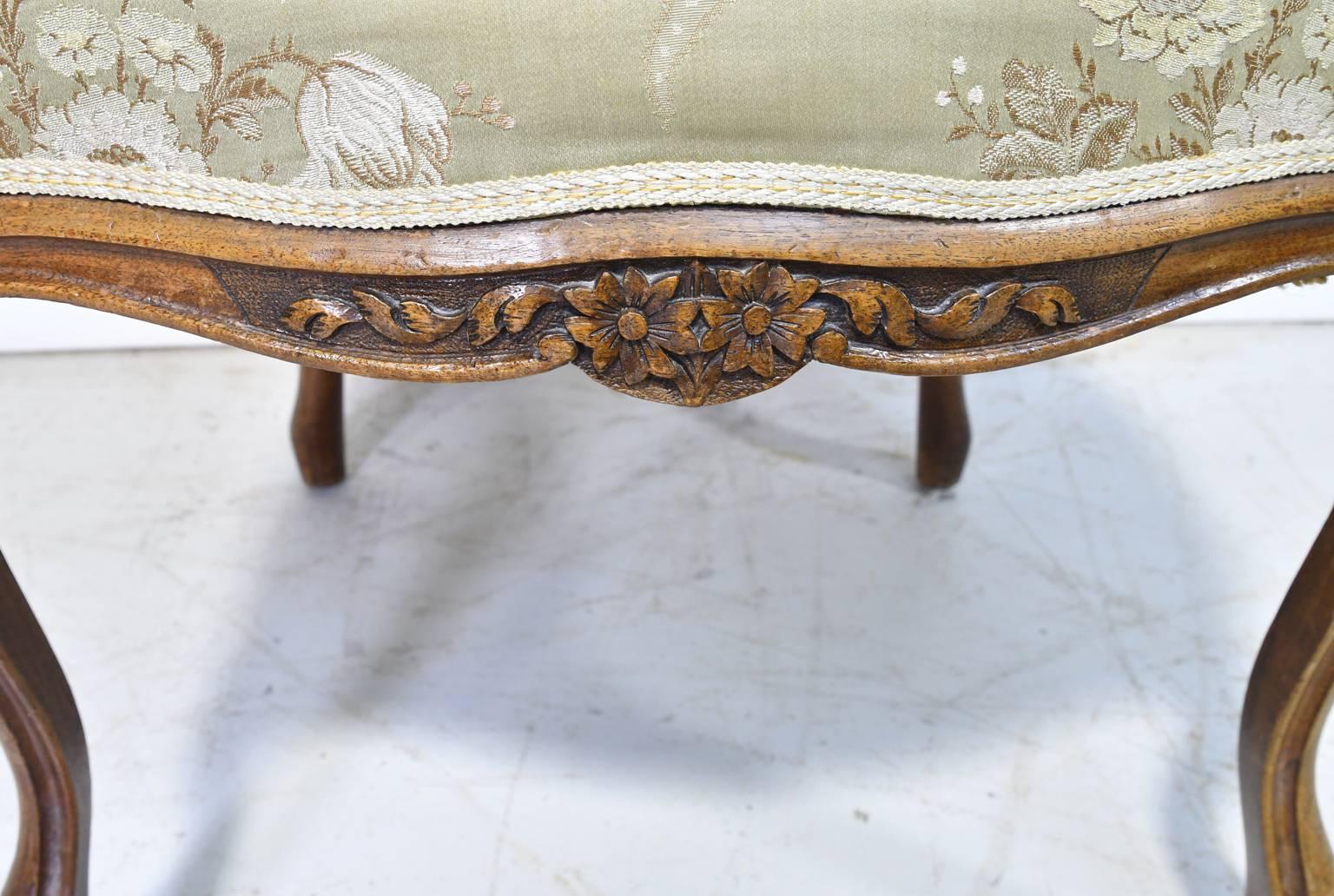 Chaise d'appoint de style Louis XV en noyer avec dossier et assise tapissés, vers 1860 en vente 2