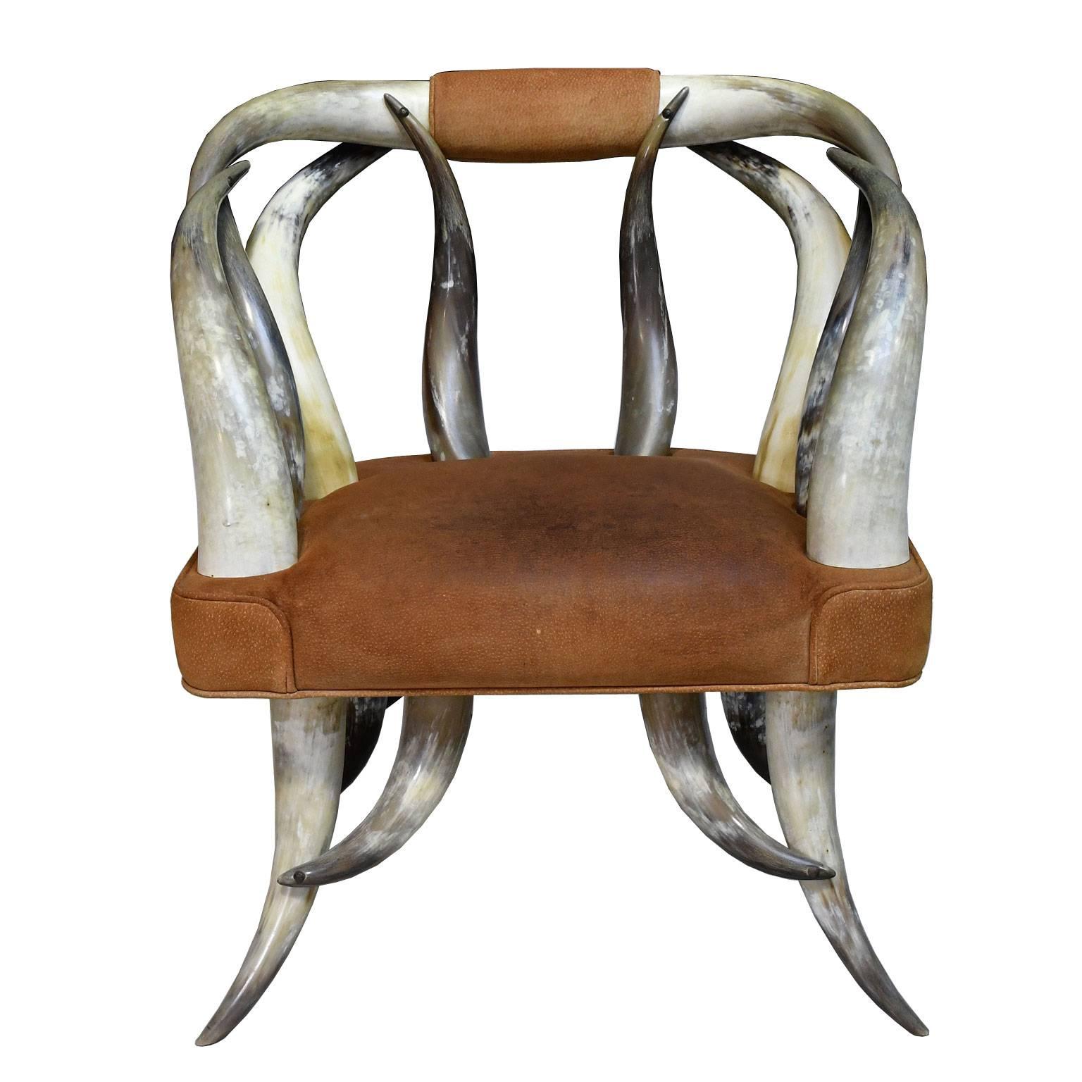 Ein fesselnder Stuhl, der aus symmetrisch angeordneten Hörnern des texanischen Langhornstiers besteht, die die Rückenlehne, die Seiten und die Beinstützen bilden, mit einem breiten Sitz, der mit originalem Leder gepolstert ist. Die Hörner wurden in