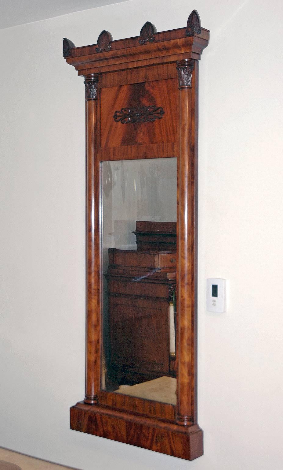 Large Empire Mirror in Cuban Mahogany with Columns and Carved Capitals, c. 1810 In Good Condition For Sale In Miami, FL