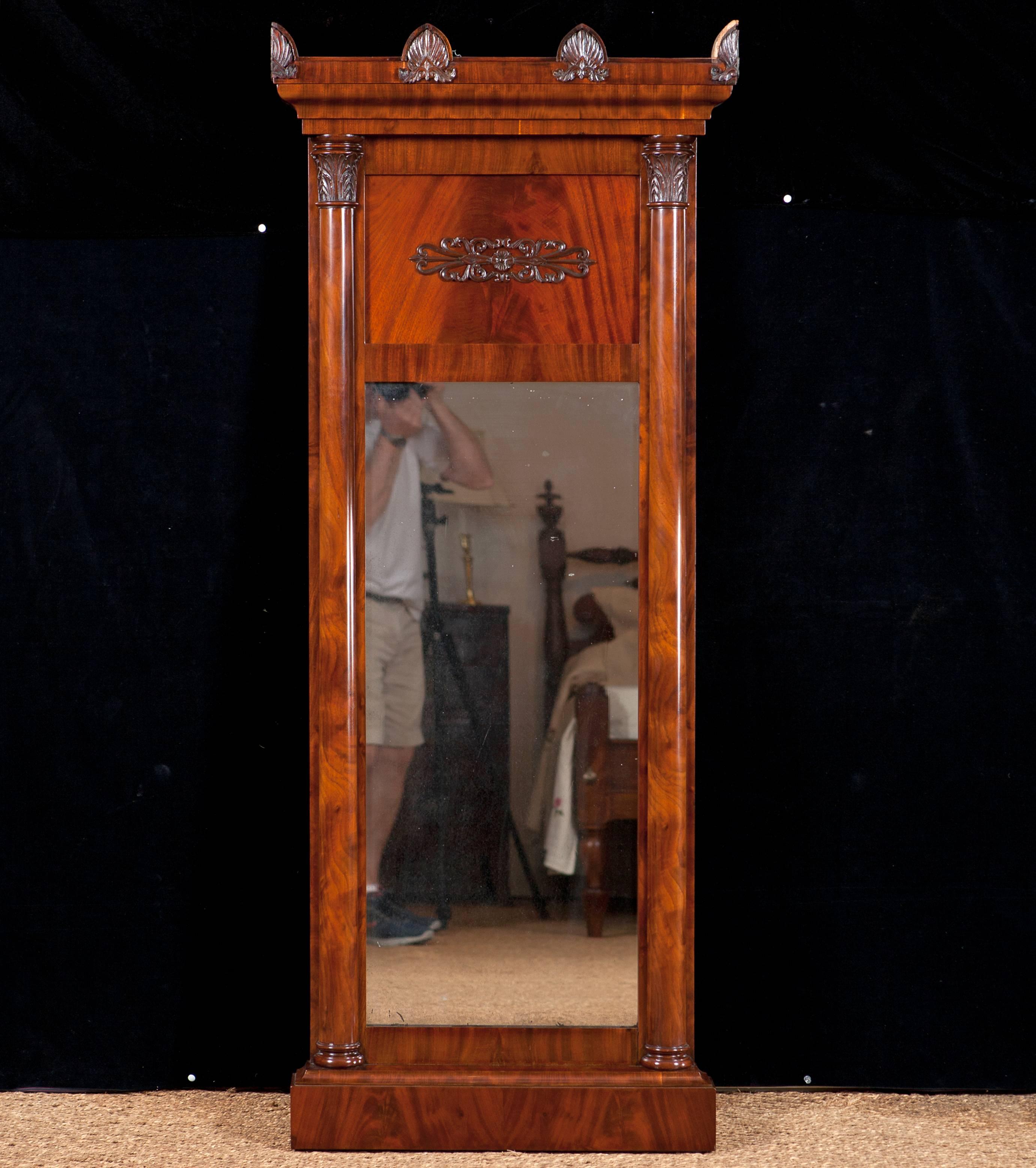 Großer Empire-Spiegel aus kubanischem Mahagoni mit Säulen und geschnitzten Kapitellen, um 1810 (Dänisch) im Angebot