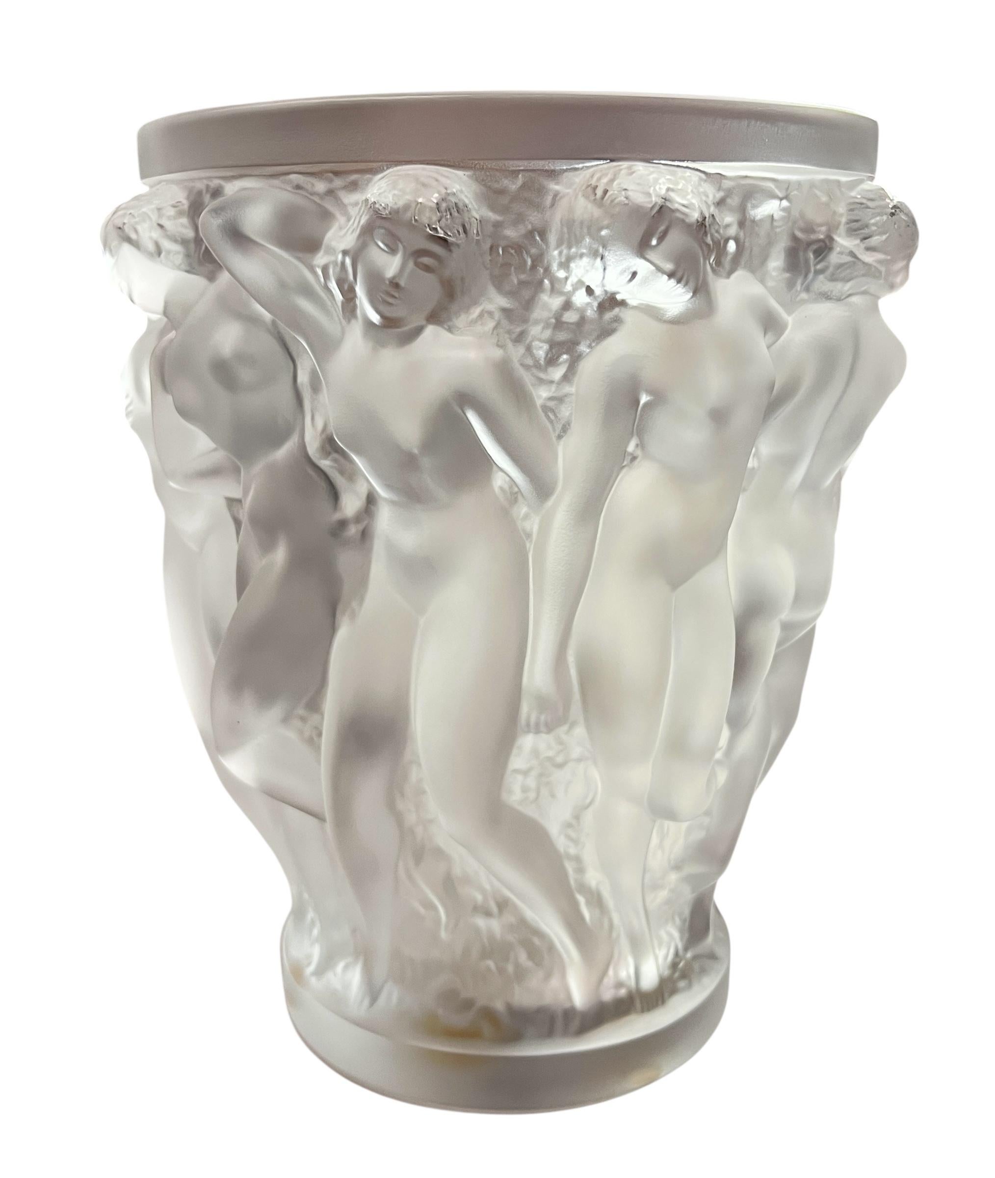 Grande vaso scultura in cristallo Lalique Bacchantes. Prodotto dopo la guerra negli anni '90. Il vaso è in ottime condizioni.  Include la scatola originale, i documenti originali e la ricevuta datata 2001.  Nota: non è la confezione originale. Solo