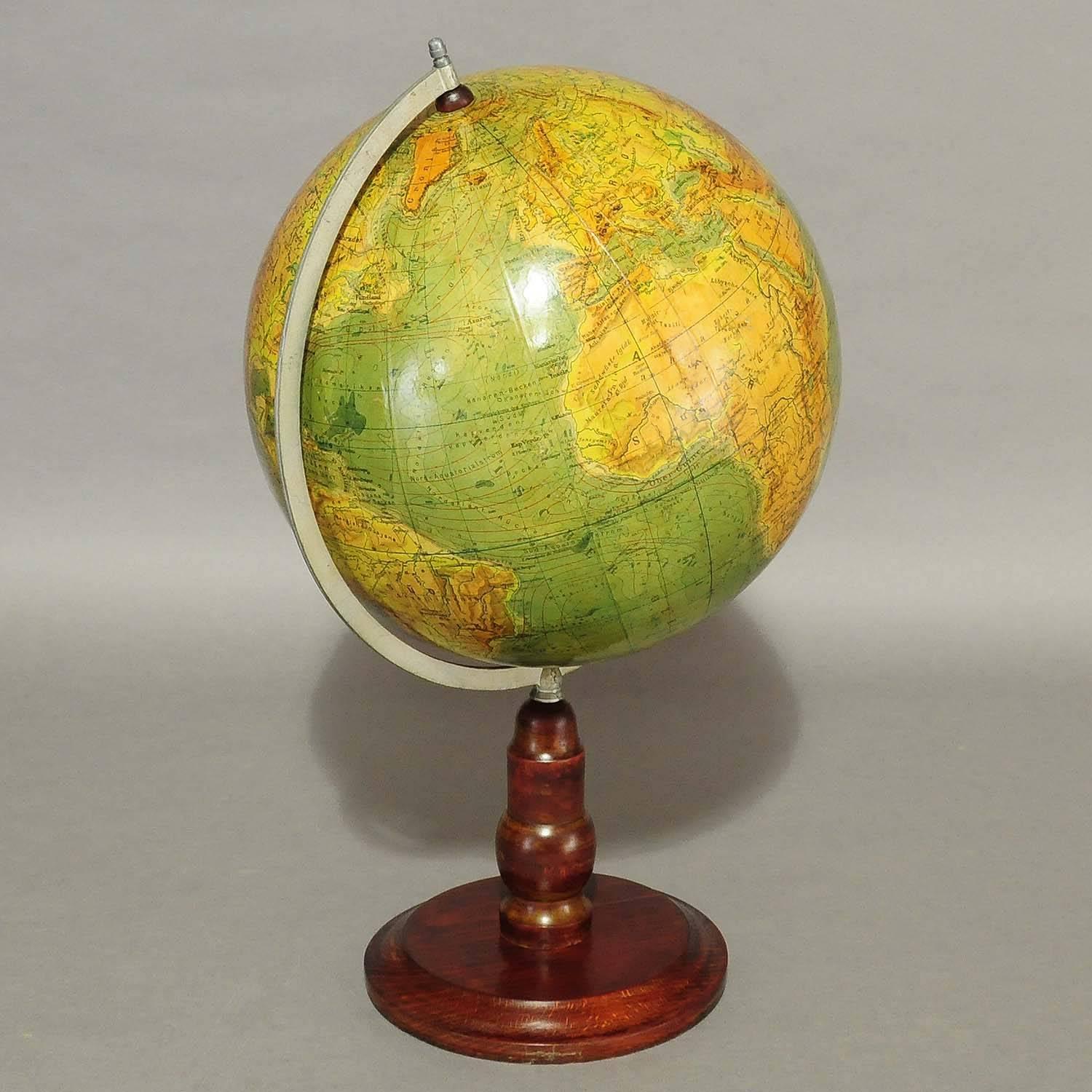 An antique physical earth globe with a wonderful patina. Edited by Prof. Dr. Artur Krause and published by Paul Raeth, Leipzig 1936. Used as teaching material in German schools. Good condition, age-related traces of usage.