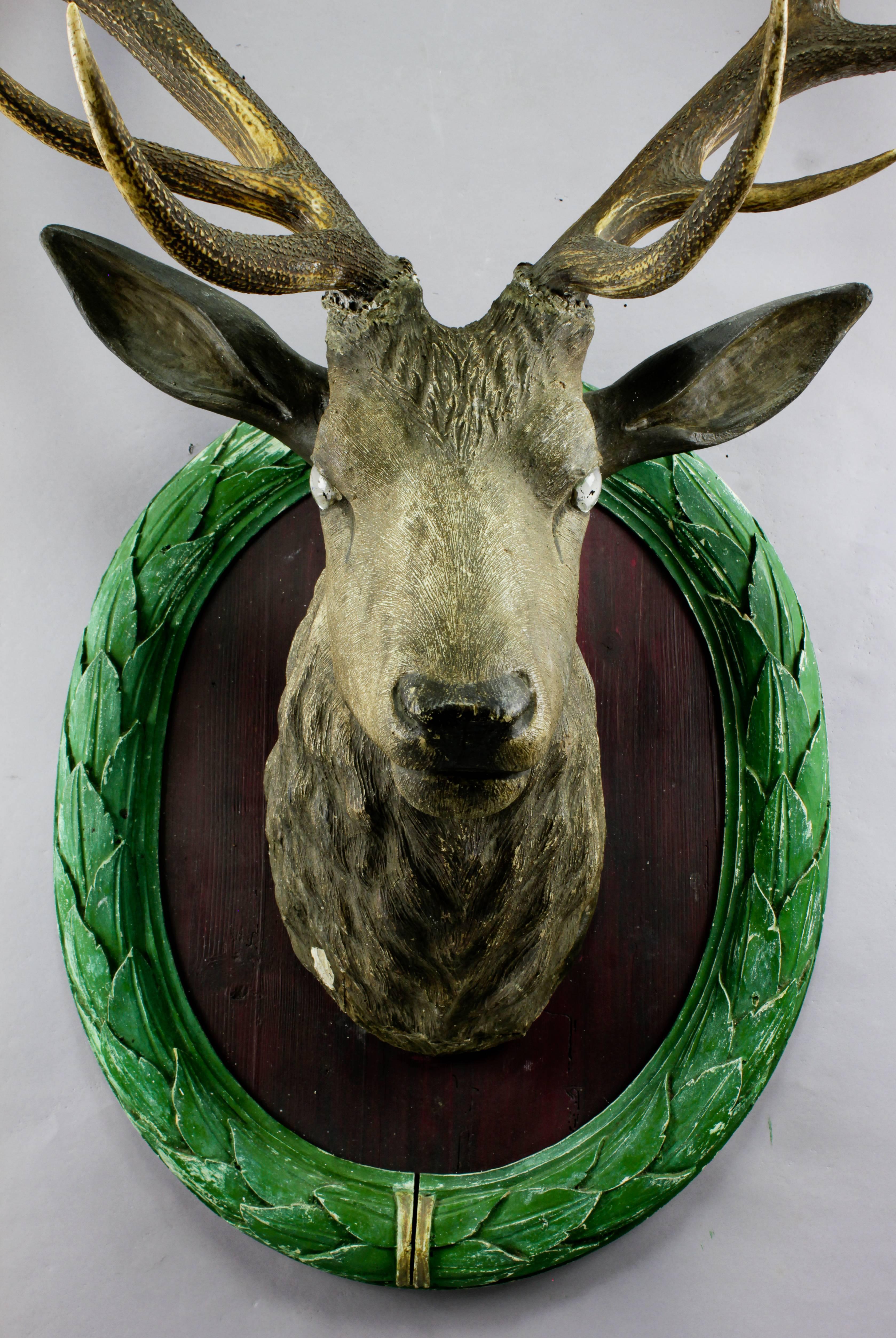 Antique Carved Wood Stag Head with Huge Antlers (Deutsch)