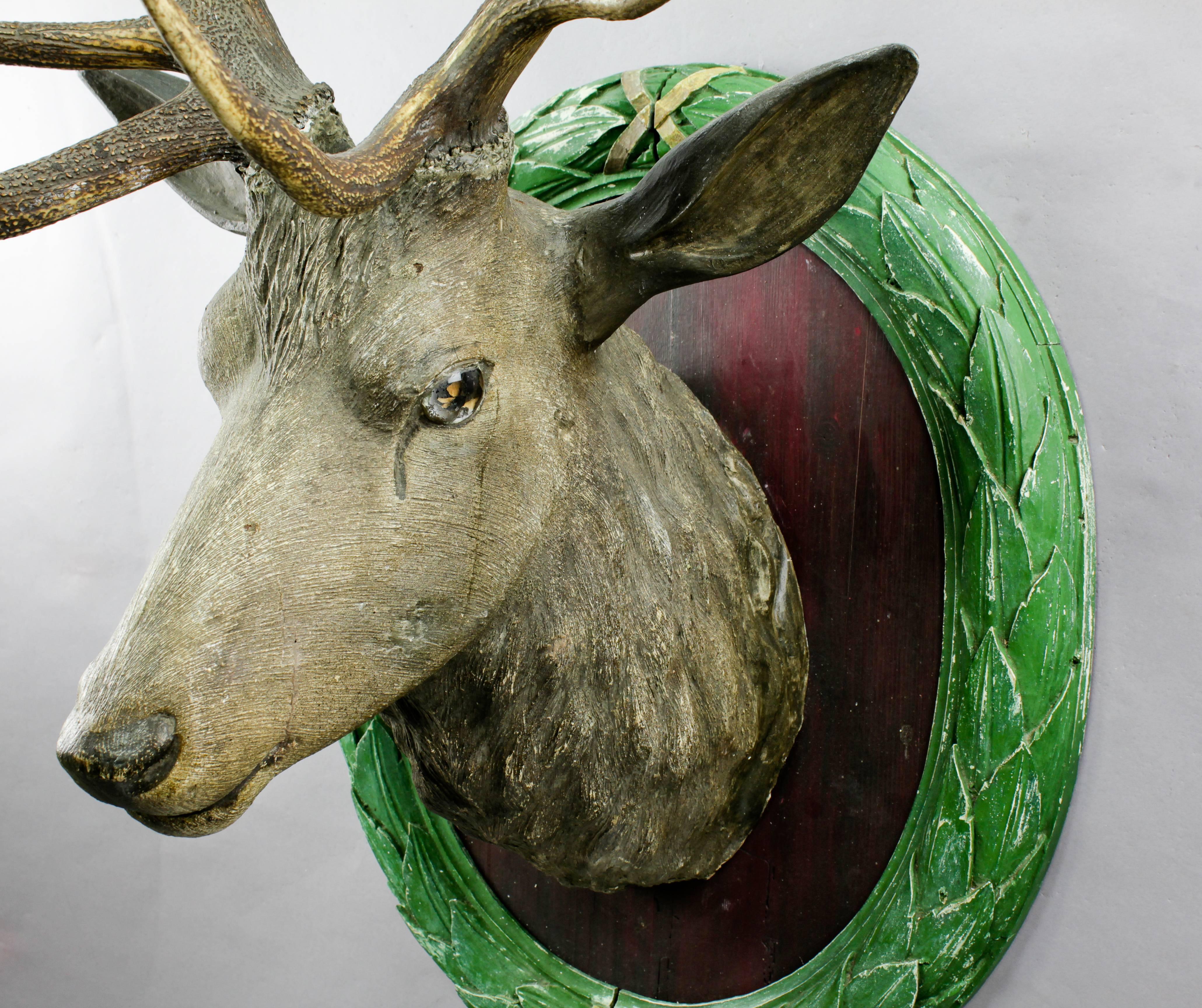 Antique Carved Wood Stag Head with Huge Antlers im Zustand „Gut“ in Berghuelen, DE