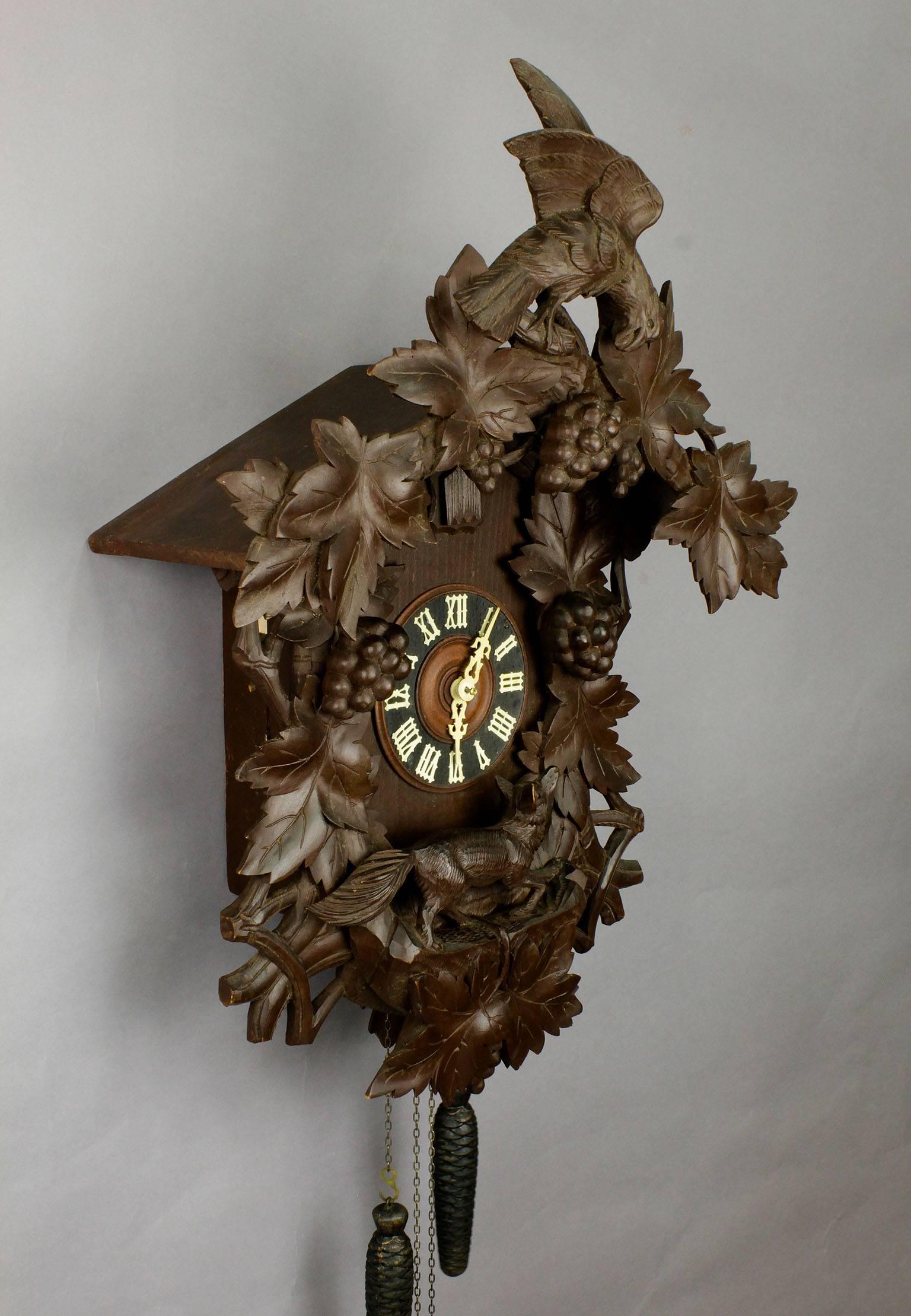 Antique Black Forest Carved Wood Cuckoo Clock In Good Condition In Berghuelen, DE