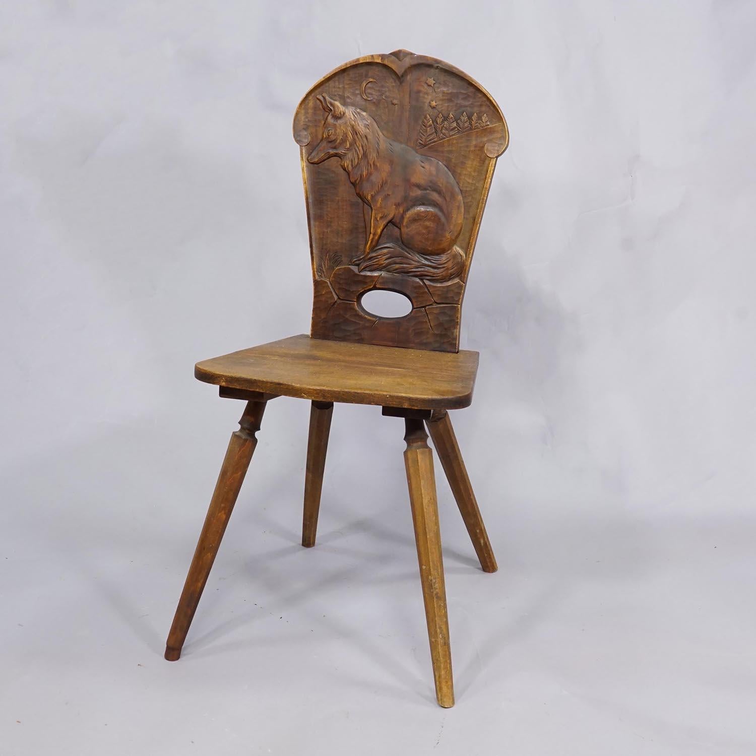 Silla bávara de madera tallada ca. 1900

Maravillosa silla tallada en madera de nogal de la Black Forest. El respaldo está tallado con un lobo en el bosque de noche, Alemania, hacia 1900. La silla está en muy buenas condiciones de robustez.

La