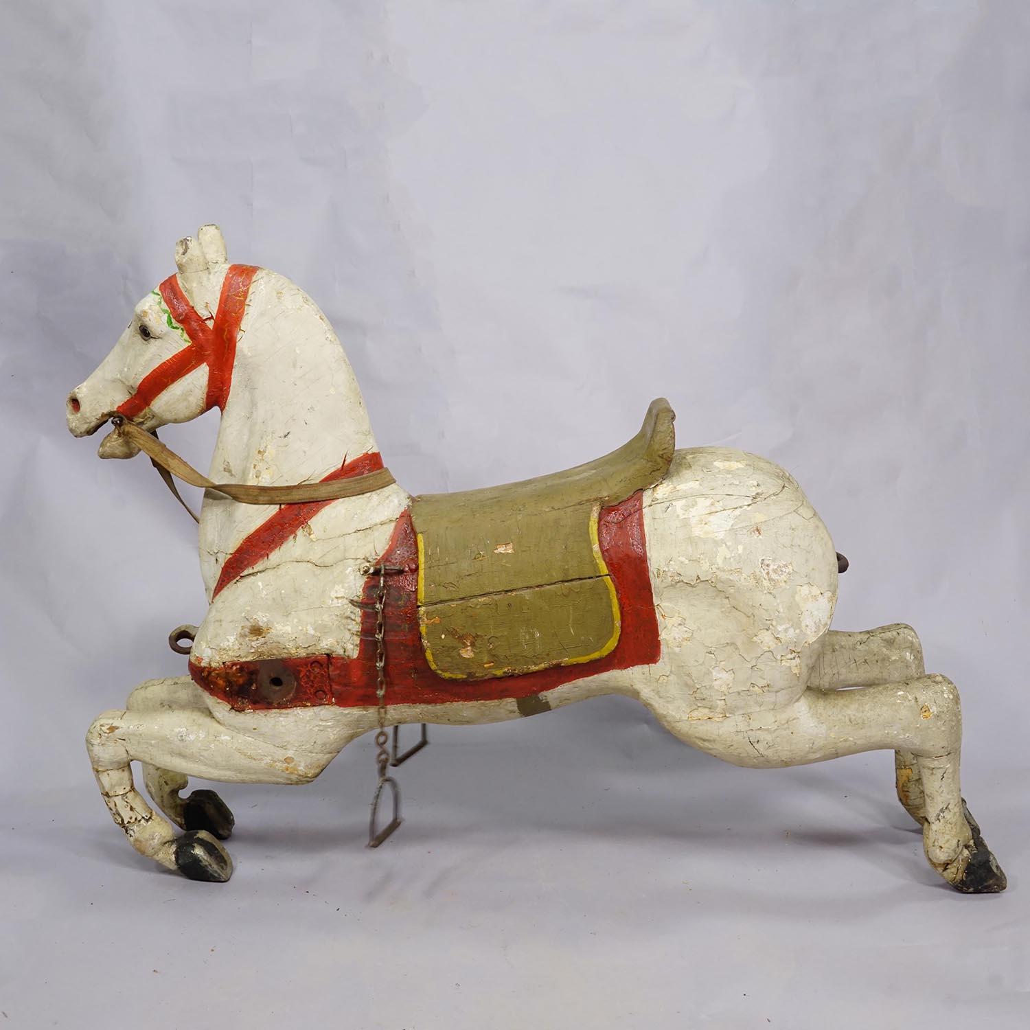 Antico cavallo da giostra per bambini, Germania, fine XIX secolo

Giostra per bambini intagliata in legno, stallone con pittura policroma, realizzata in Germania alla fine del XIX secolo. Condizioni originali non restaurate, parzialmente
