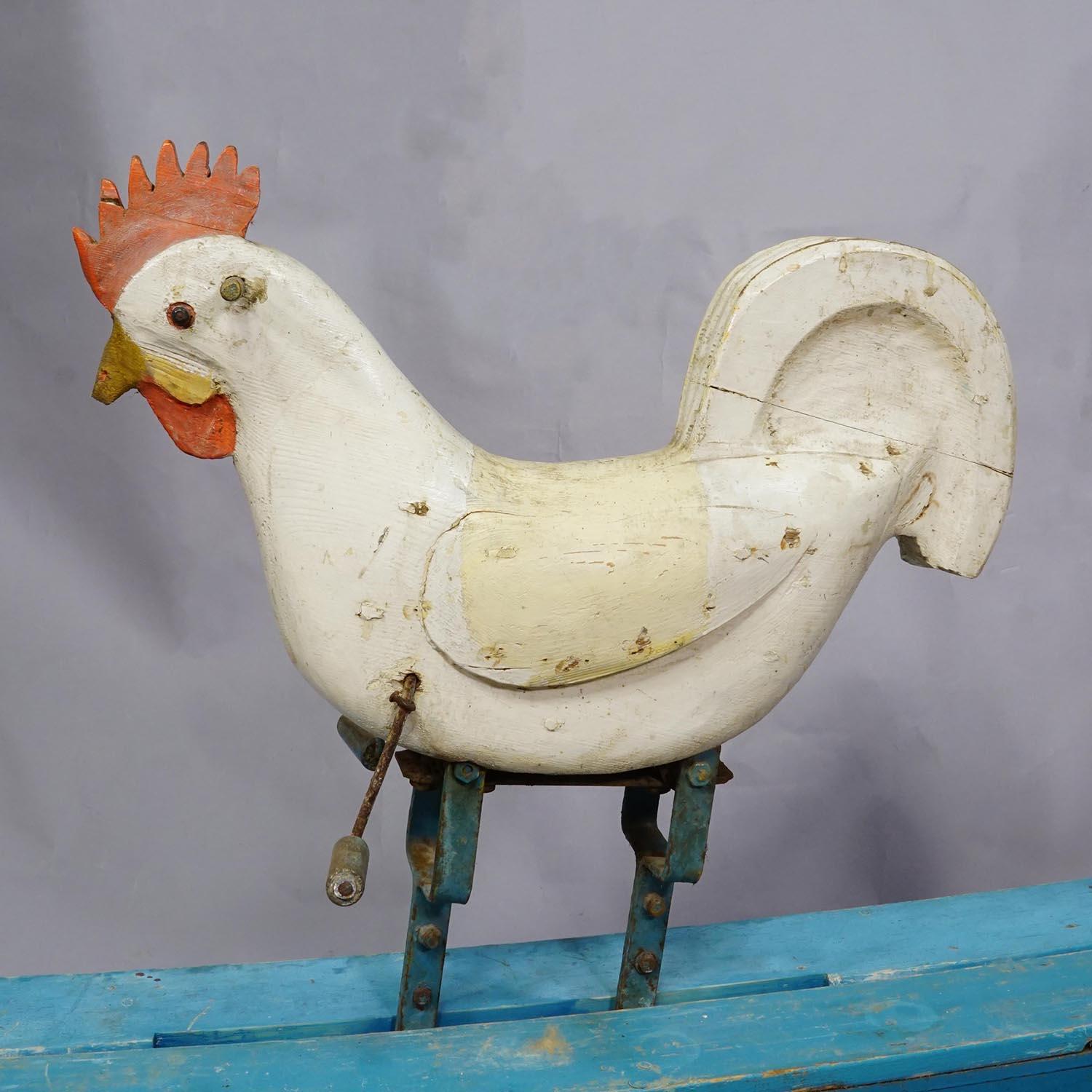 Rare jouet à bascule pour poule, Allemagne vers 1920

Rare balançoire ancienne pour enfants, sculptée dans du bois en forme de poule. Décorée de peintures polychromes, fabriquée en Allemagne vers 1920. État d'origine non restauré, partiellement