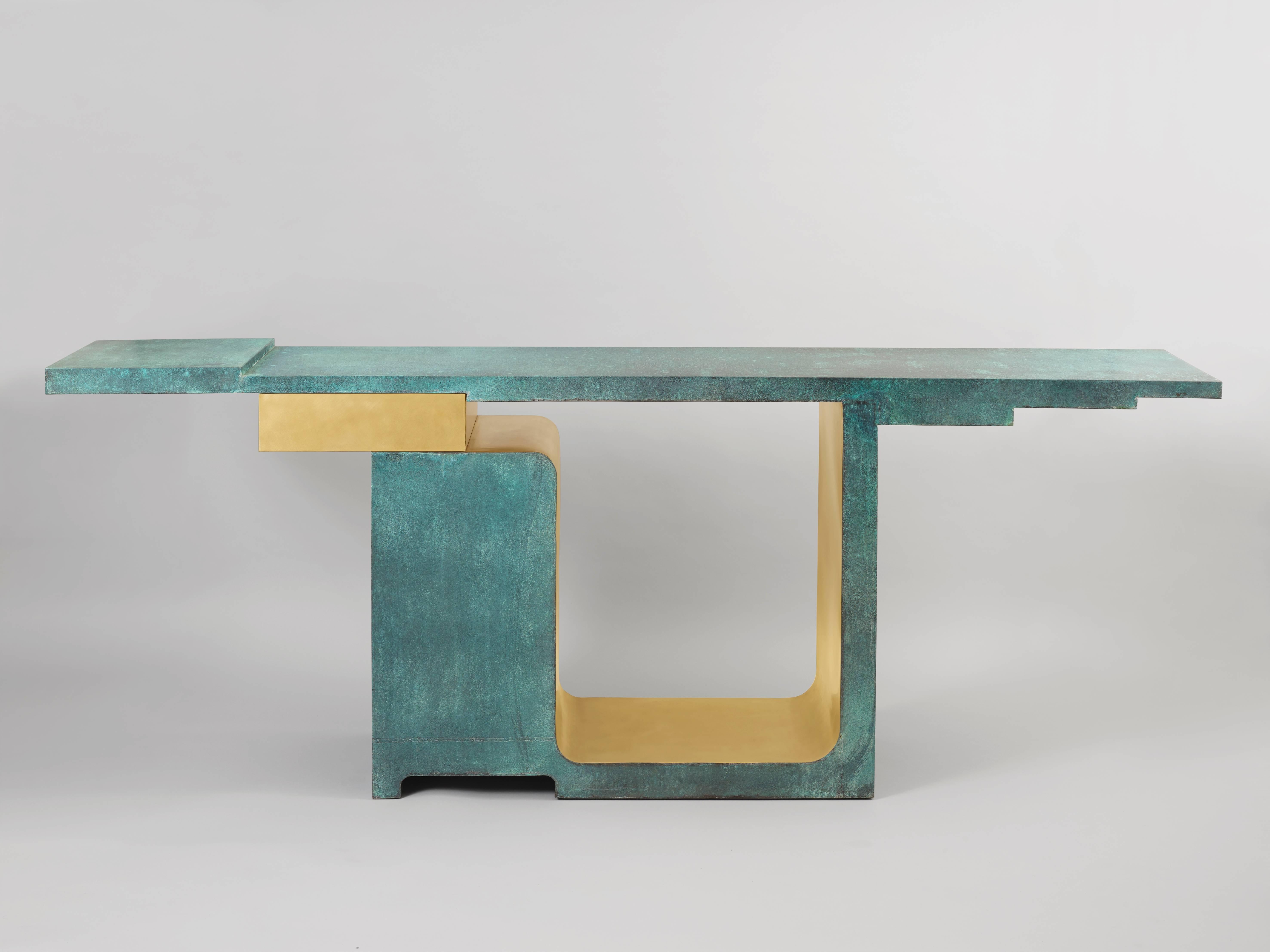 'XiangSheng I' Console is an impressive collectible design work that combines surfaces in brushed bronze with a refined champagne color and surfaces in oxidized bronze with a deep Etruscan green patina. It is part of the ‘XiangSheng’ furniture