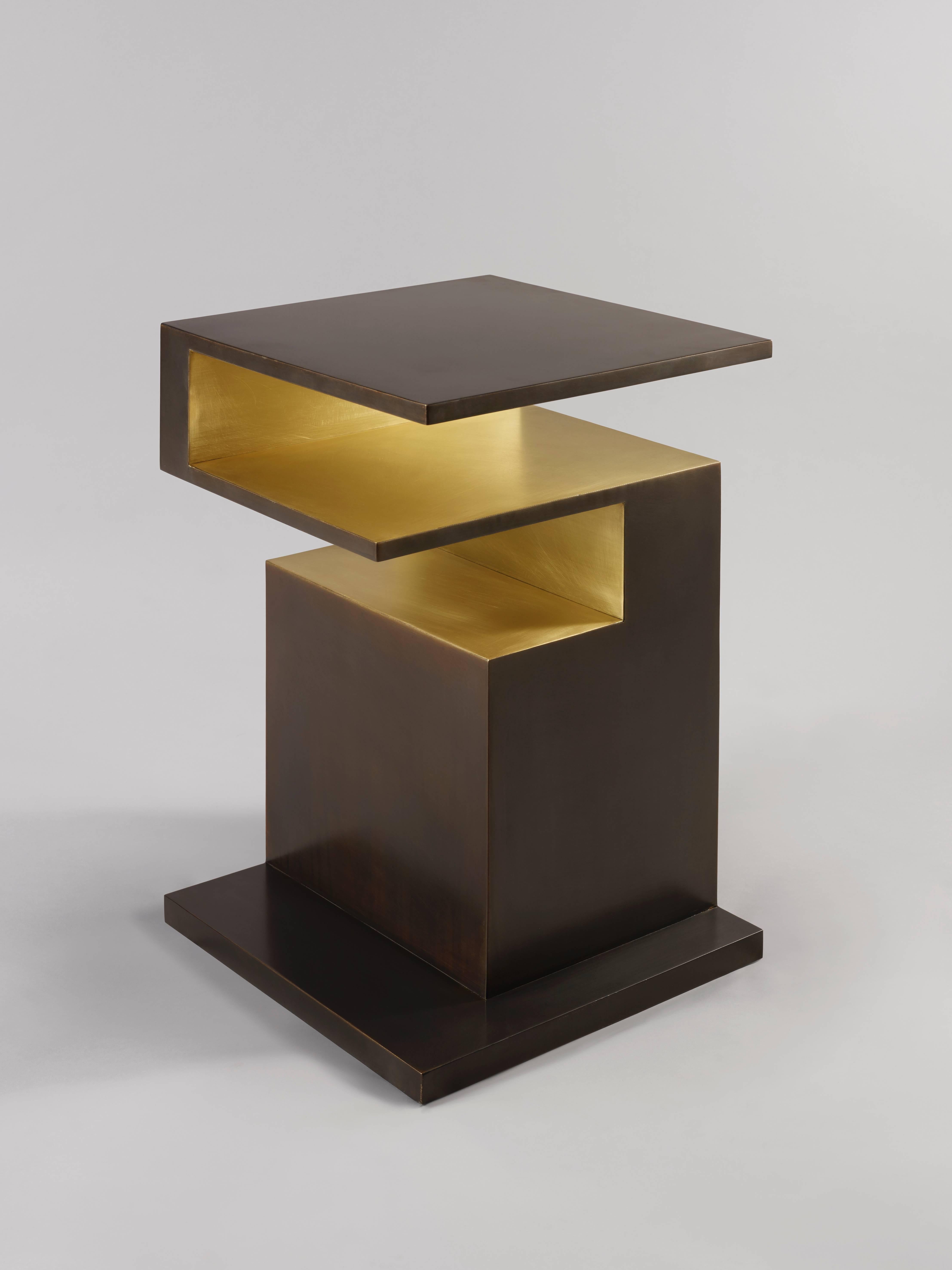 La table d'appoint 'XiangSheng II' est une pièce de collection qui combine une surface en bronze brossé de couleur champagne et un bronze oxydé à la patine brune intense. Cette table élégante fait partie de la collection de meubles 