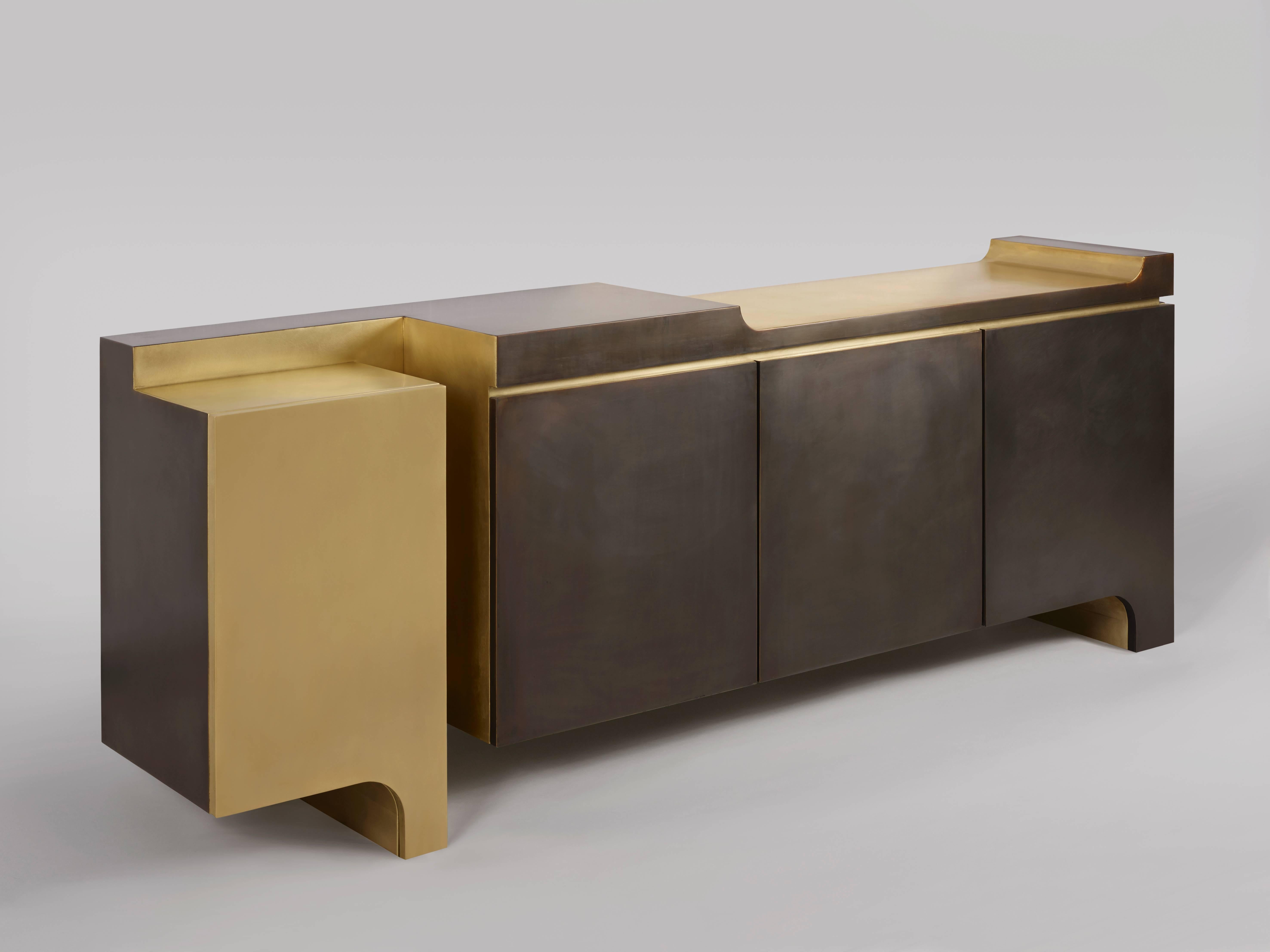 Le cabinet XiangSheng II est une élégante pièce de collection qui combine des surfaces en bronze brossé, d'une couleur champagne très raffinée, et des surfaces en bronze oxydé, d'une patine brune intense. Elle fait partie de la collection de meubles