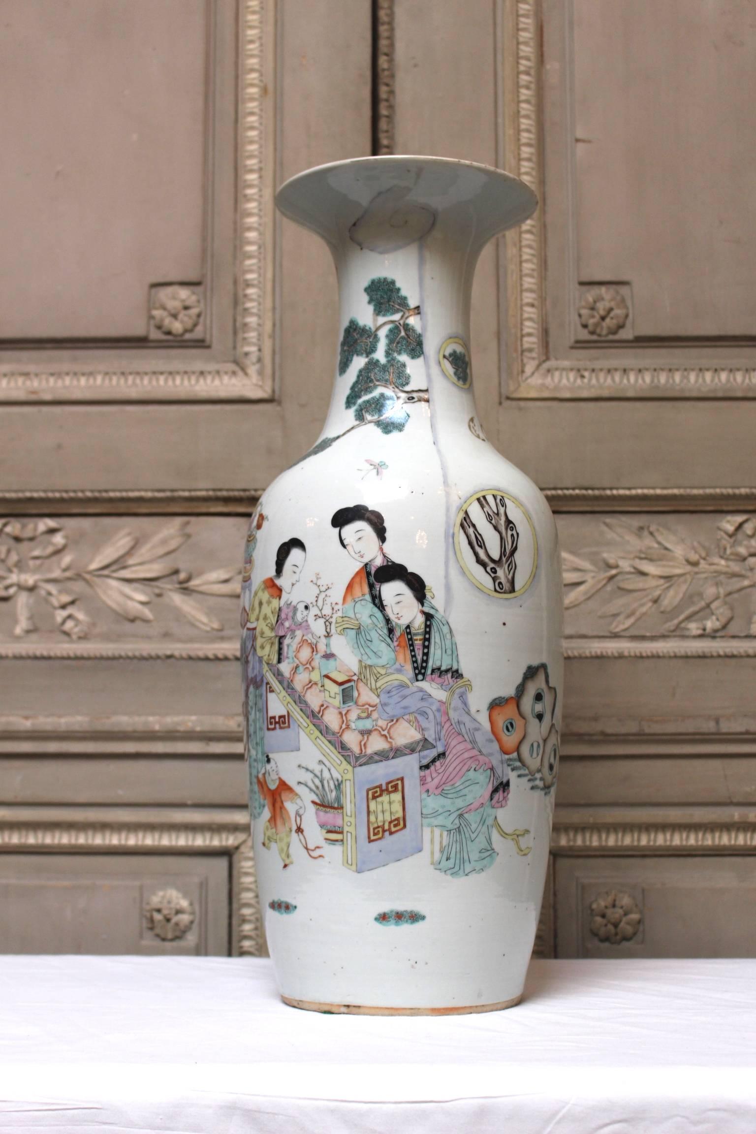 Un grand vase en porcelaine chinoise.