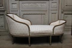 Fauteuil de style Louis XVI français du XIXe siècle avec finition peinte en gris