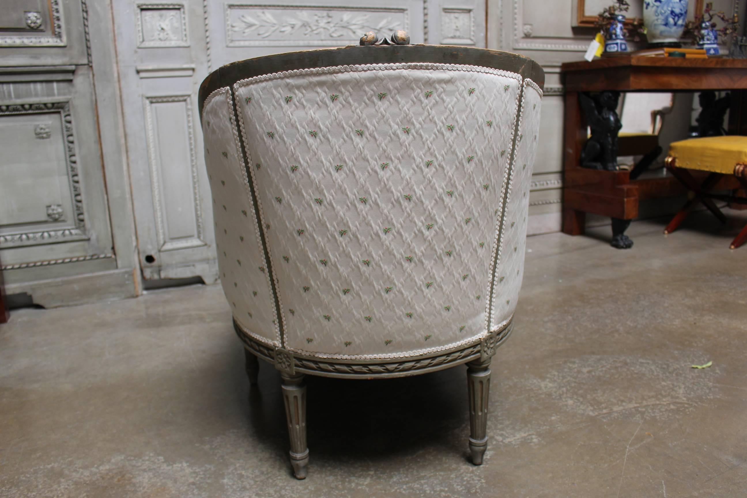 Sculpté Fauteuil de style Louis XVI français du XIXe siècle avec finition peinte en gris en vente