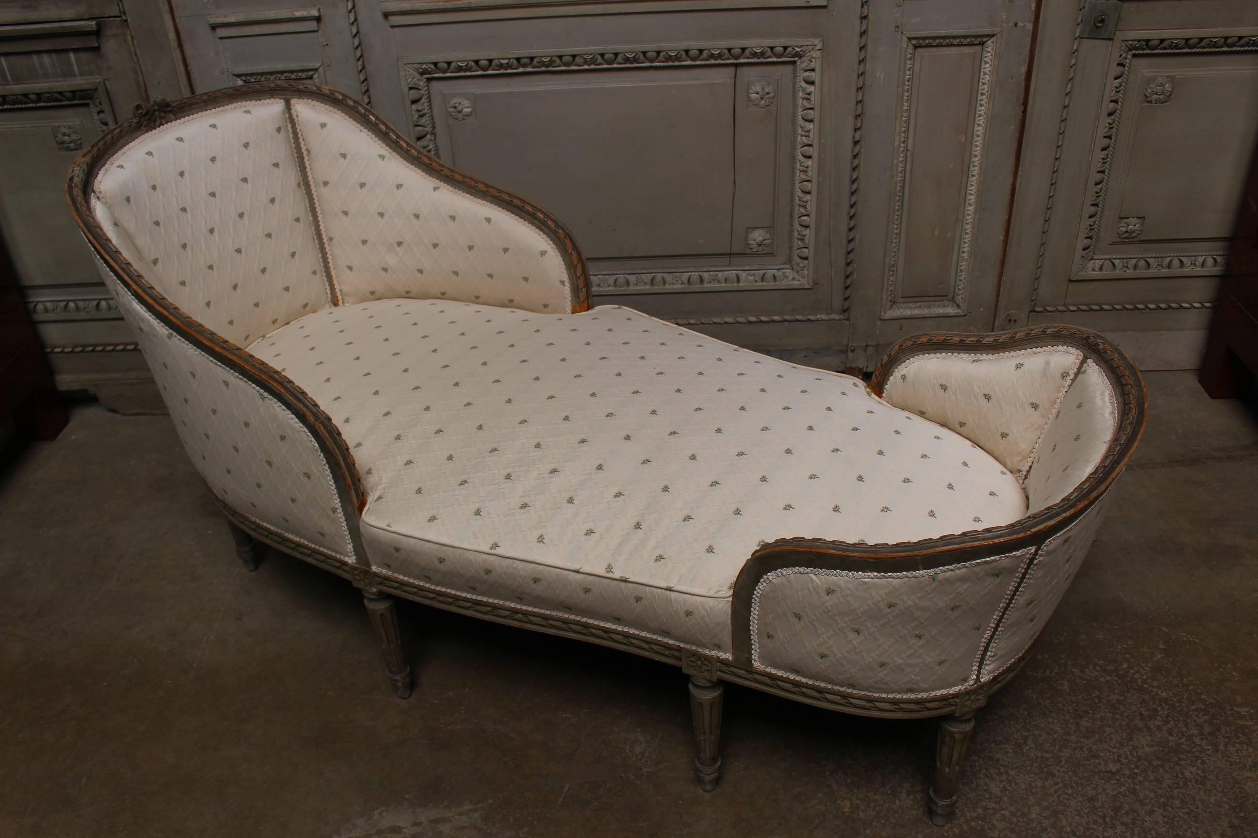 Carved 19th Century French Louis XVI Style Chaise Lounge with a Gray Painted Finish For Sale