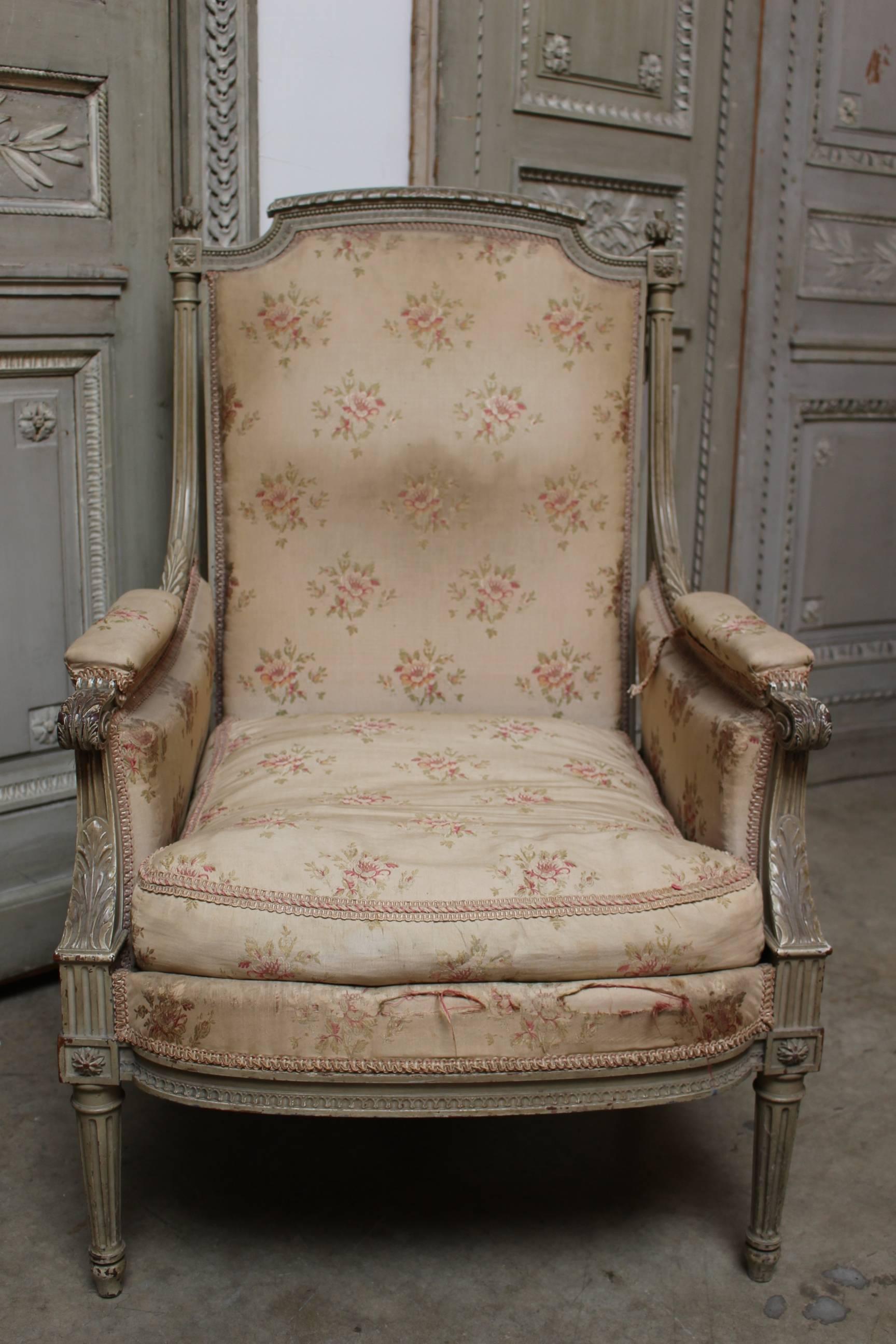 Pair of French Louis XVI Style Bergères with a Painted Finish In Good Condition In Dallas, TX
