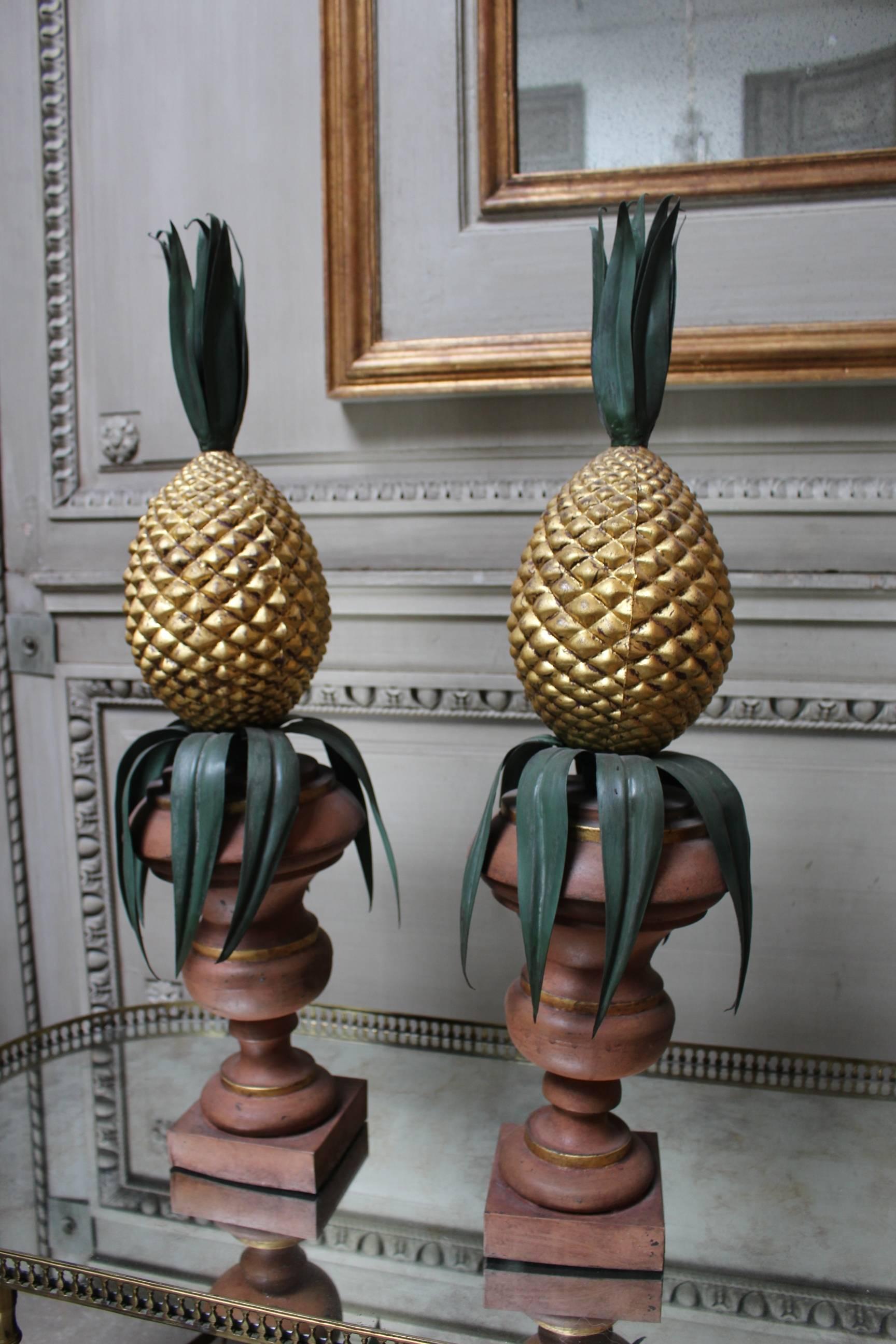Mid-20th Century Pair of Italian Painted and Gilded Tole Urns with Pineapples