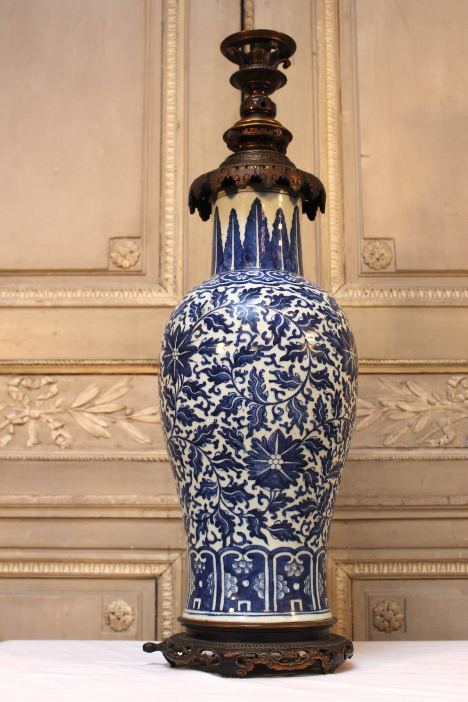 Une grande lampe en porcelaine bleue et blanche avec des montures en bronze.