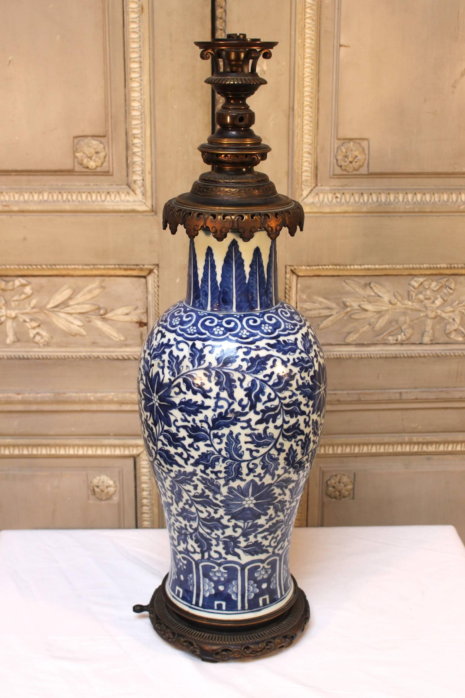 Exportation chinoise Grande base de lampe chinoise en porcelaine bleue et blanche avec montures en bronze français