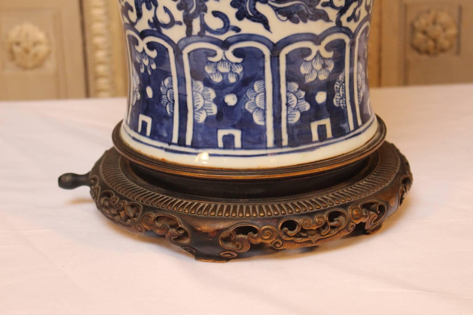 Chinois Grande base de lampe chinoise en porcelaine bleue et blanche avec montures en bronze français