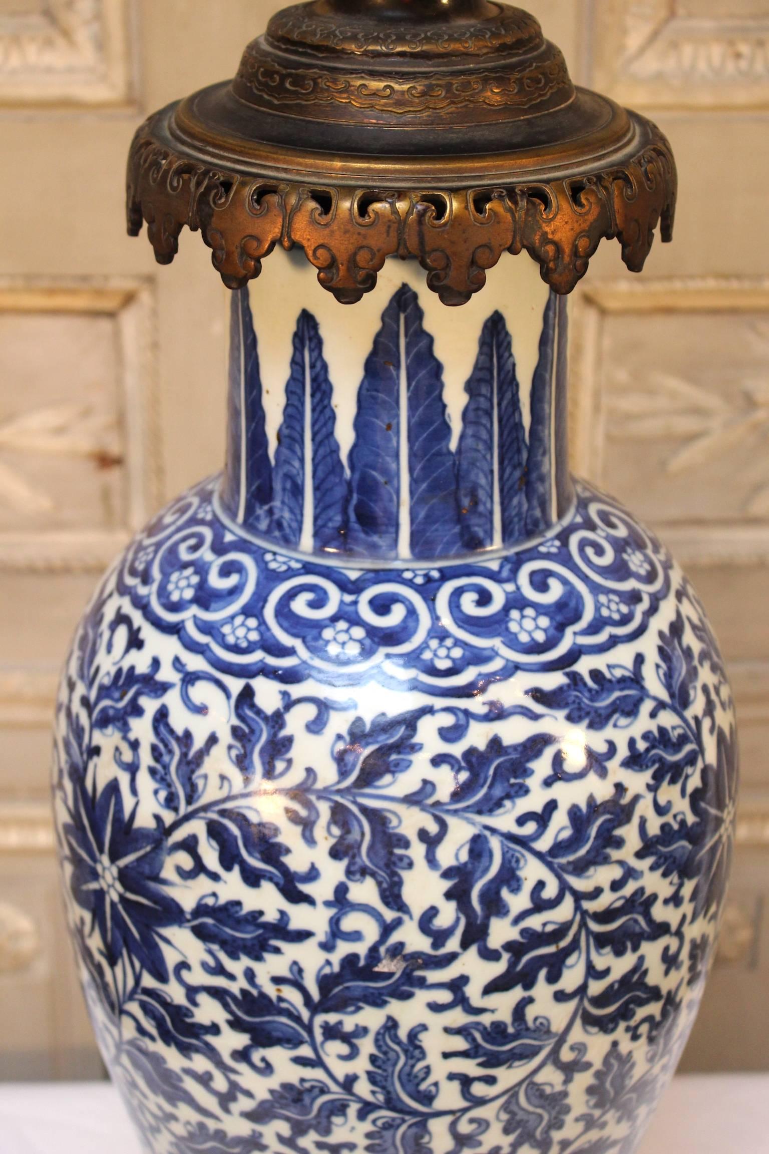 XIXe siècle Grande base de lampe chinoise en porcelaine bleue et blanche avec montures en bronze français