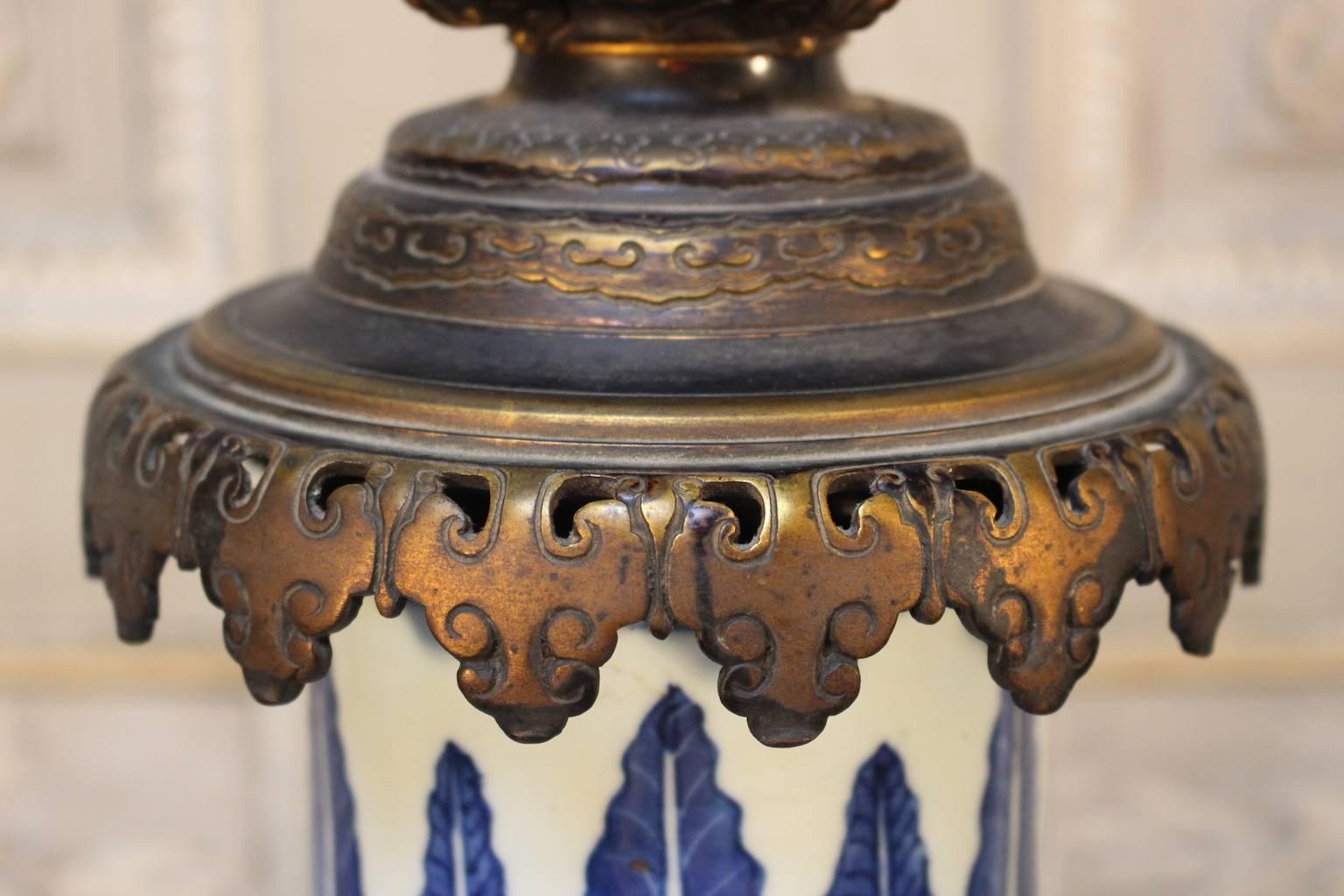 Grande base de lampe chinoise en porcelaine bleue et blanche avec montures en bronze français 2