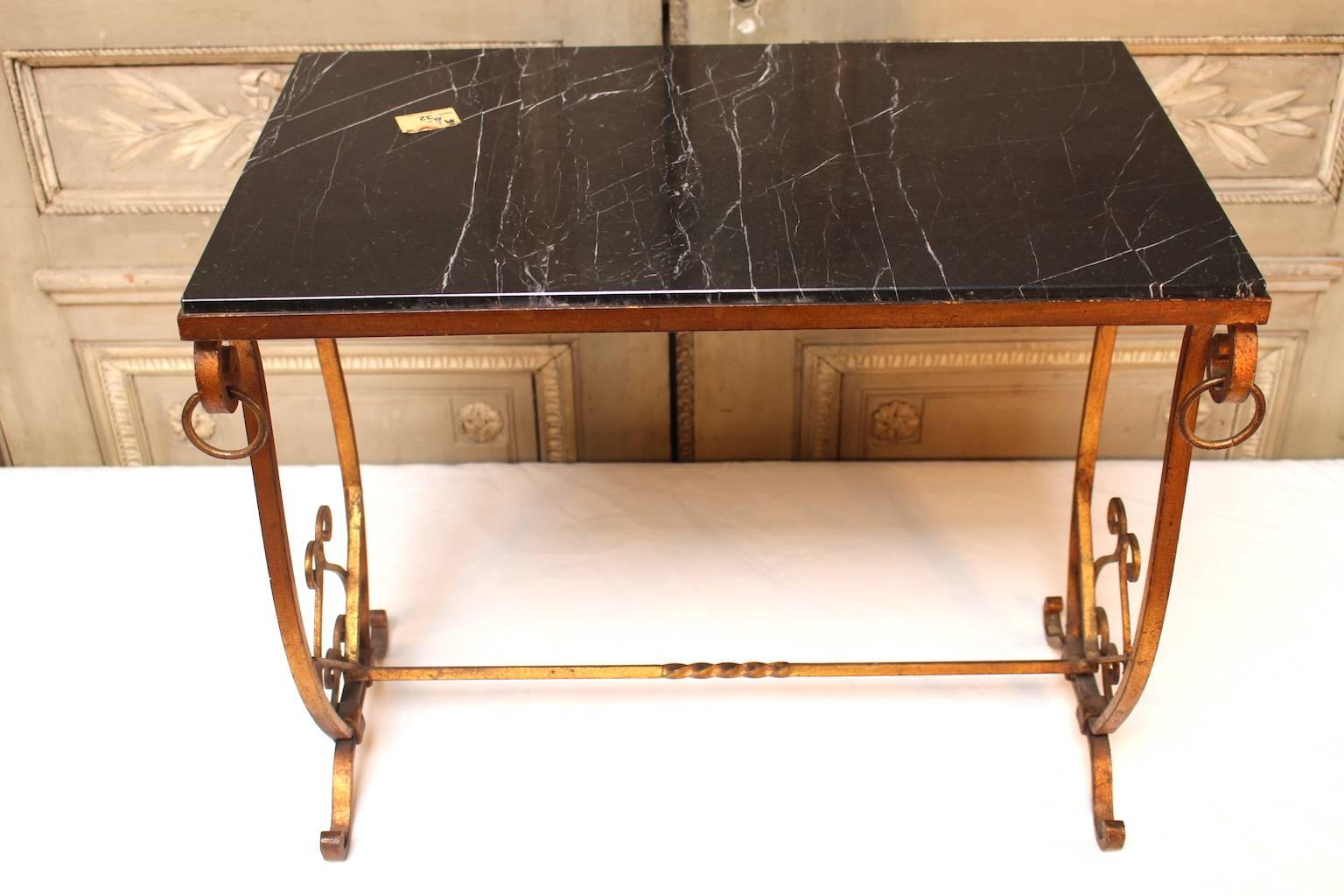 Vergoldeter Eisentisch mit Marmorplatte im Angebot 3