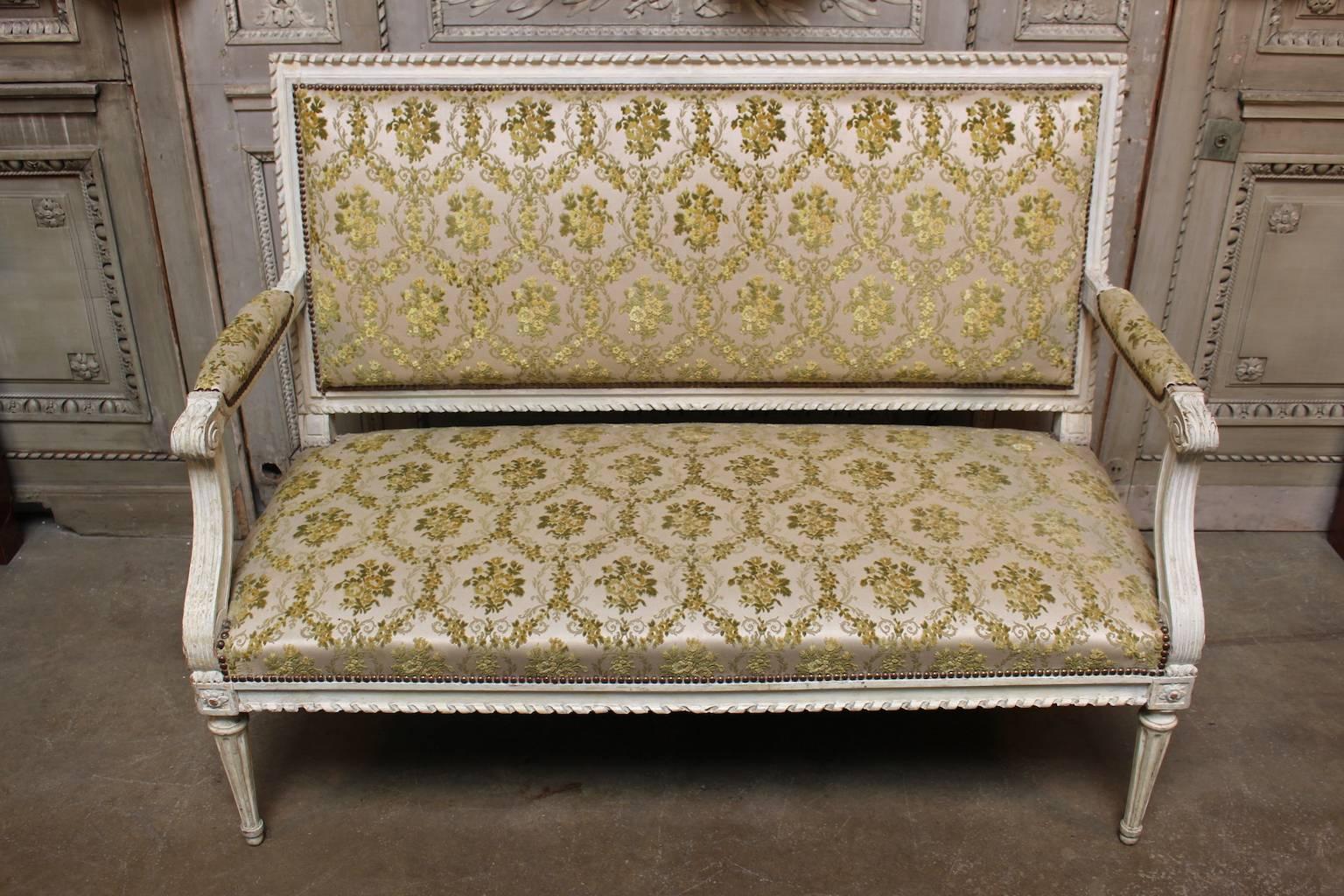 A French Louis XVI Settee with a Painted Finish In Good Condition In Dallas, TX