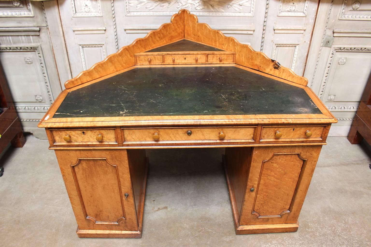 Veneer 19th Century Enlish Victorian Corner Desk with Green Leather Top in Maple.