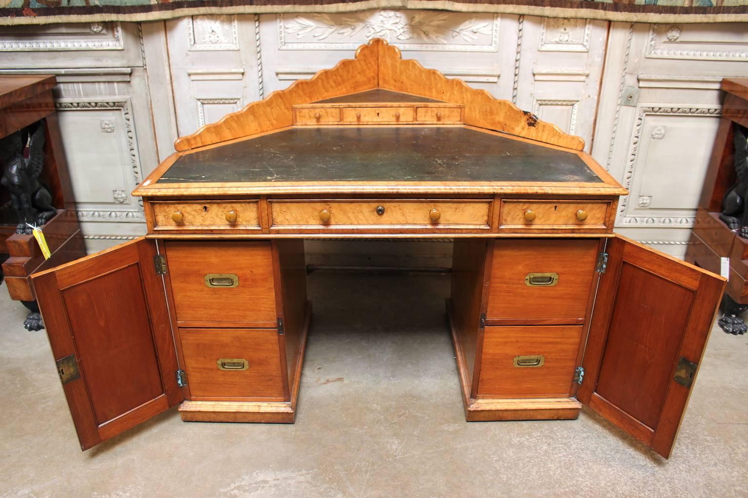 19th Century Enlish Victorian Corner Desk with Green Leather Top in Maple.  In Good Condition For Sale In Dallas, TX
