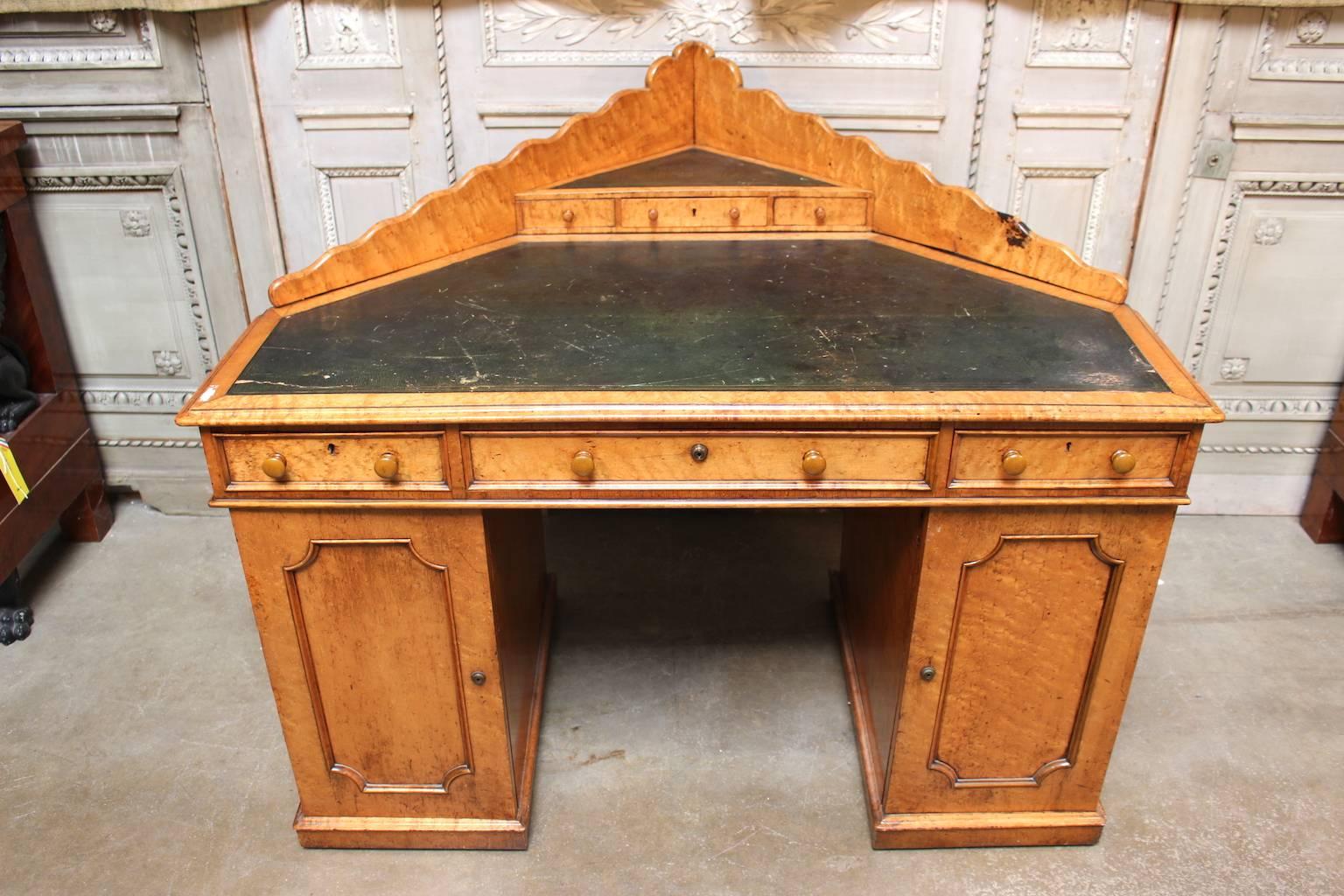 19th Century Enlish Victorian Corner Desk with Green Leather Top in Maple.  For Sale 2