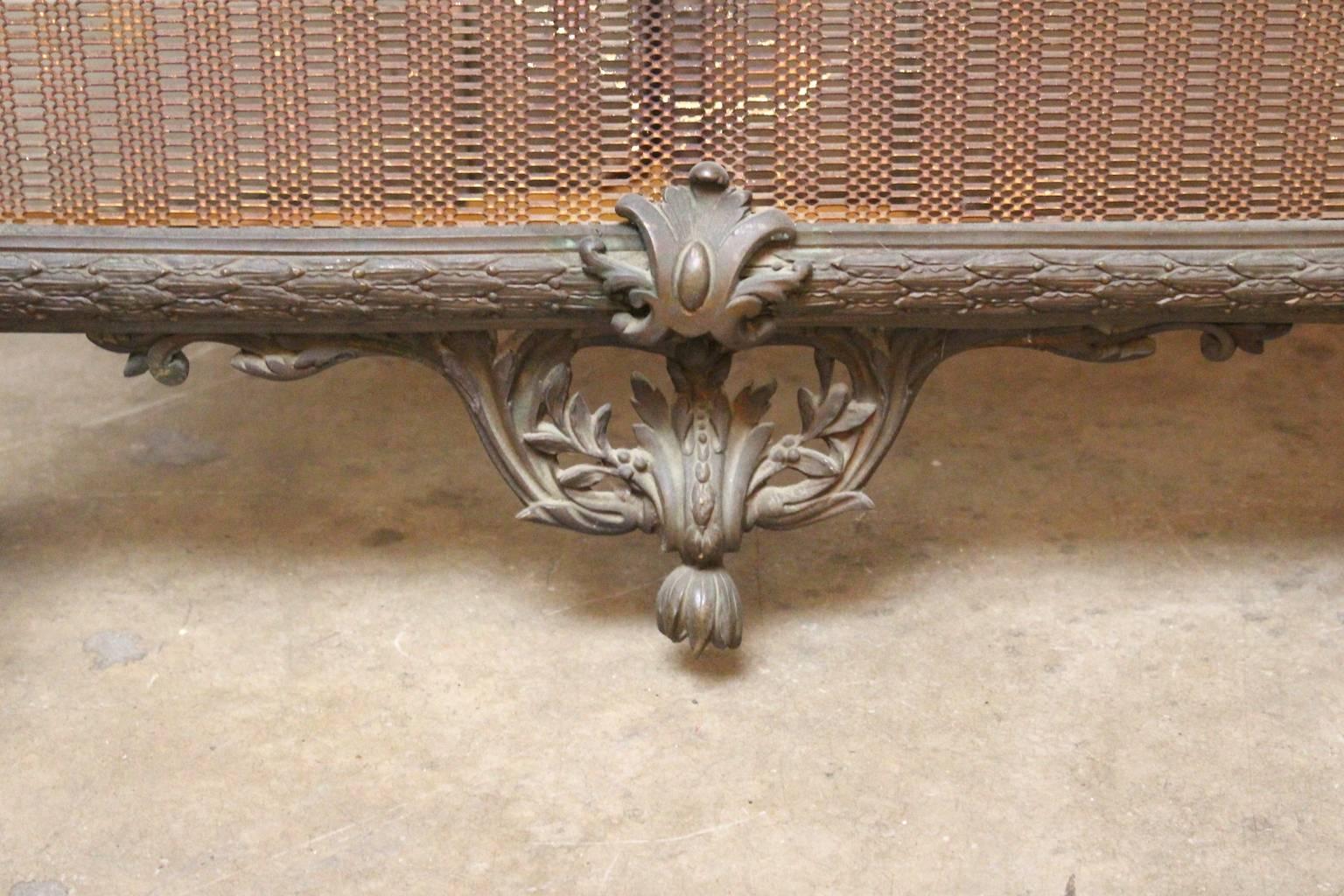 Parafuoco francese in bronzo in stile Luigi XVI con disegno a lira In condizioni buone in vendita a Dallas, TX
