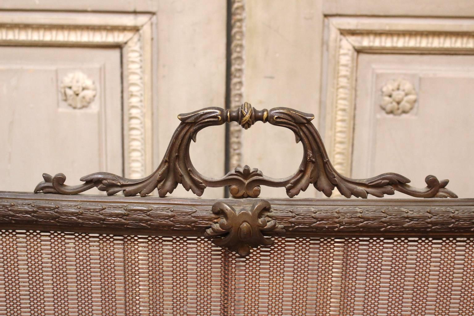 Parafuoco francese in bronzo in stile Luigi XVI con disegno a lira in vendita 2